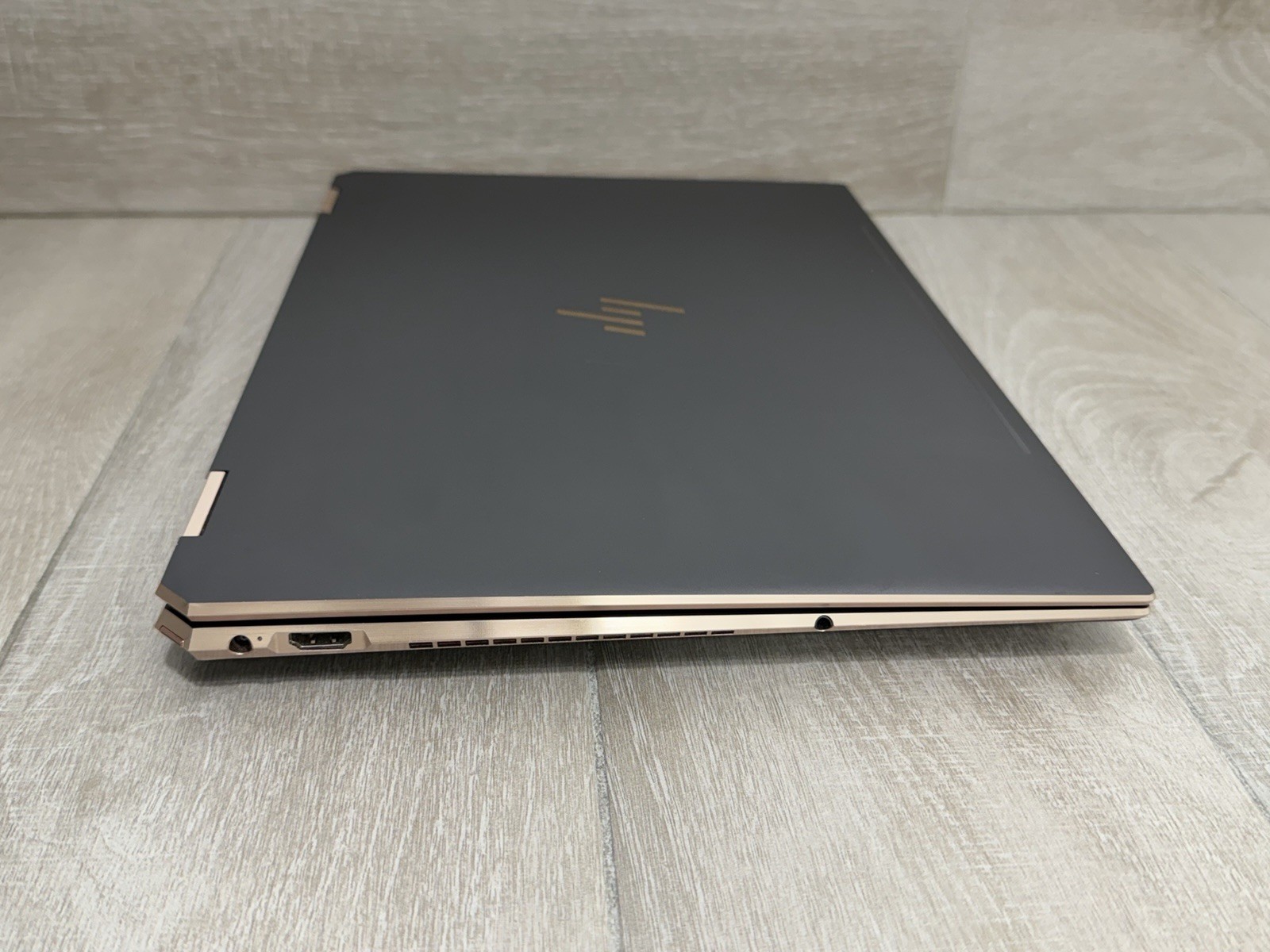 HP Spectre 15-DF1033DX 15.6″ 4K Touch Core i7-10510U GeForce MX250 8GB RAM 512GB