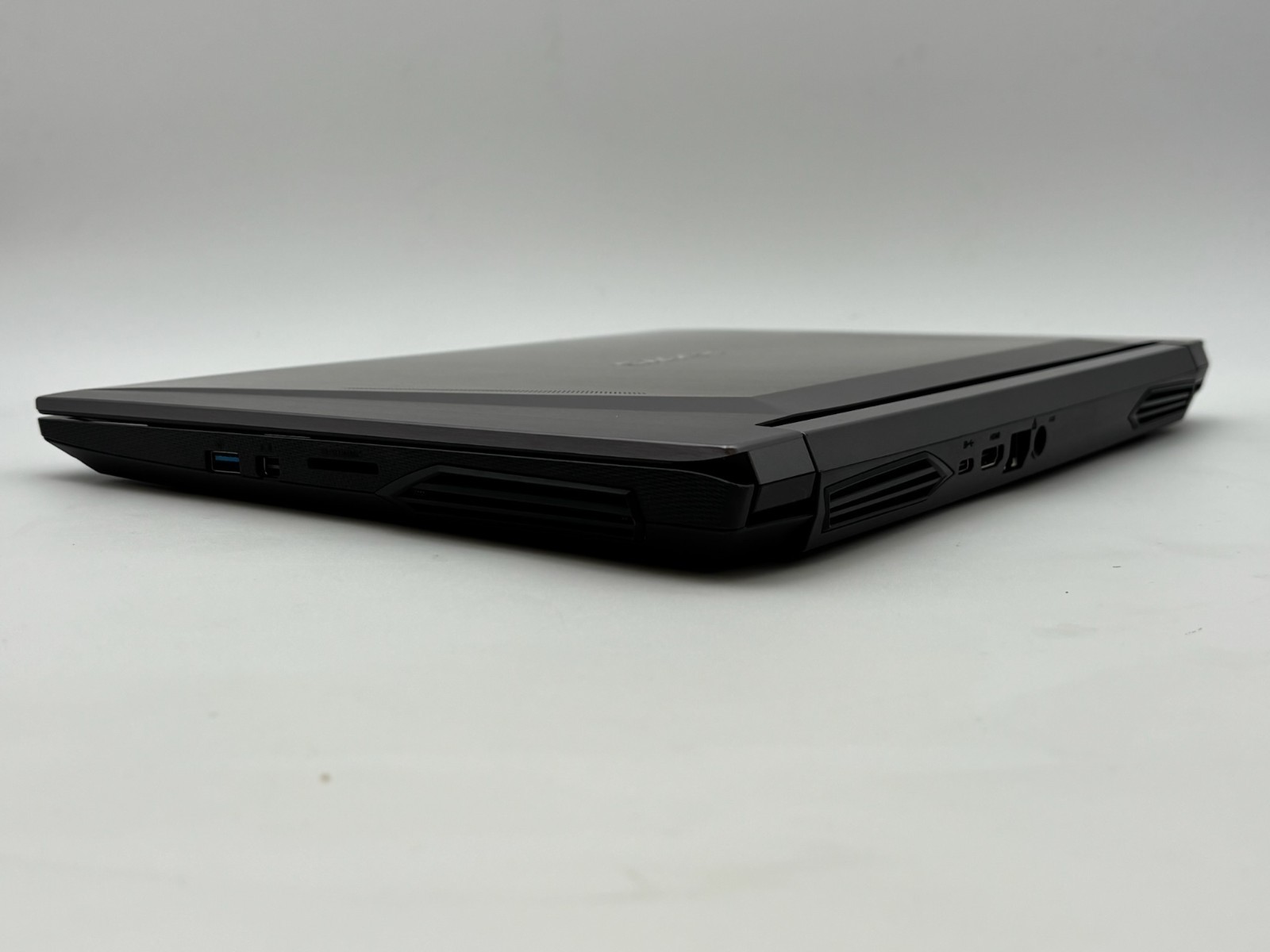 Sager Gaming Laptop NH58DD 15.6″ 512 GB SSD 48 GB RAM i7-10875H RTX 2060