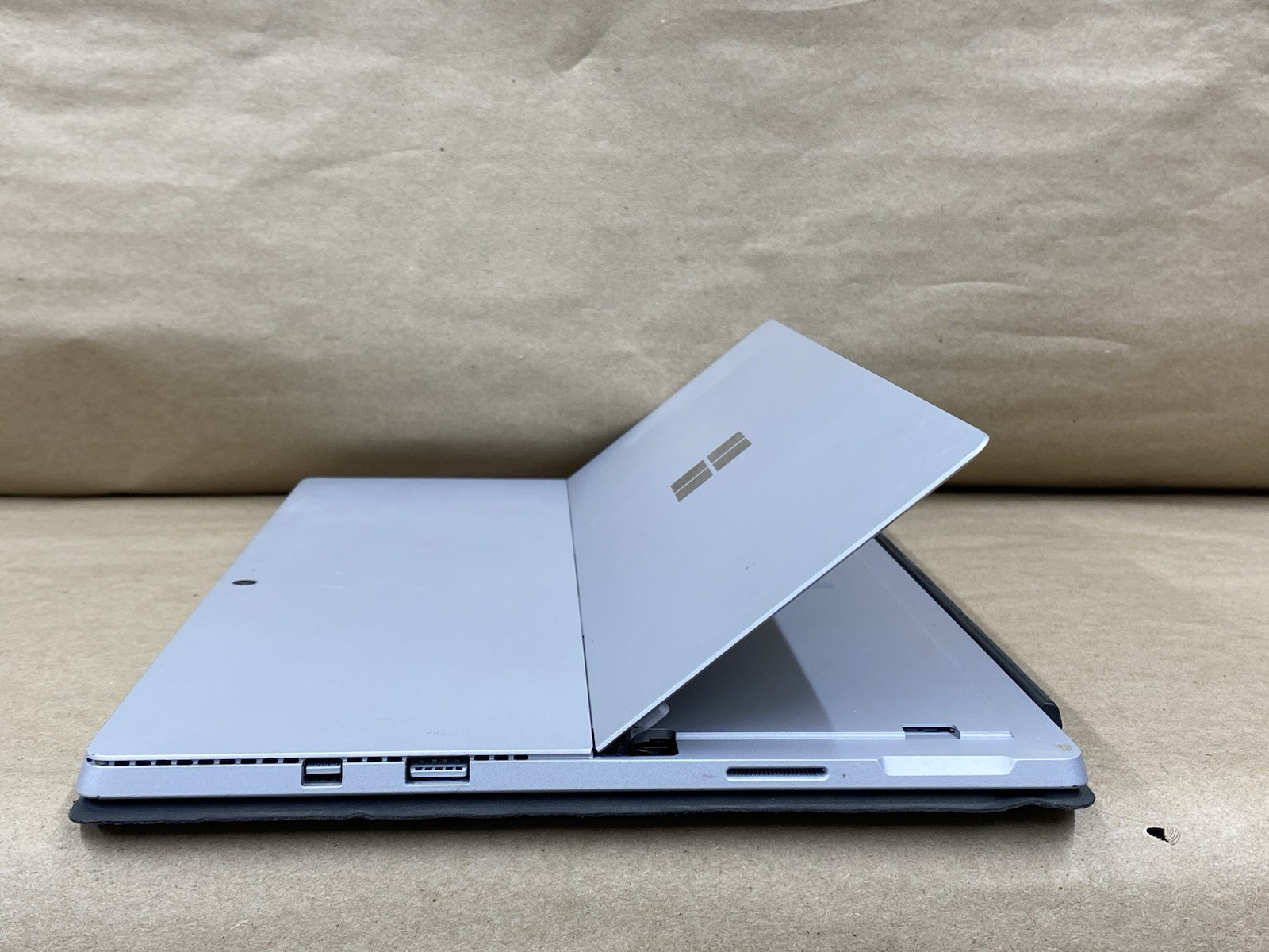 Microsoft Surface Pro4 – 12″ 2736*1824 – i5-6300U – 4GB – 128GB SSD – Win 10 Pro
