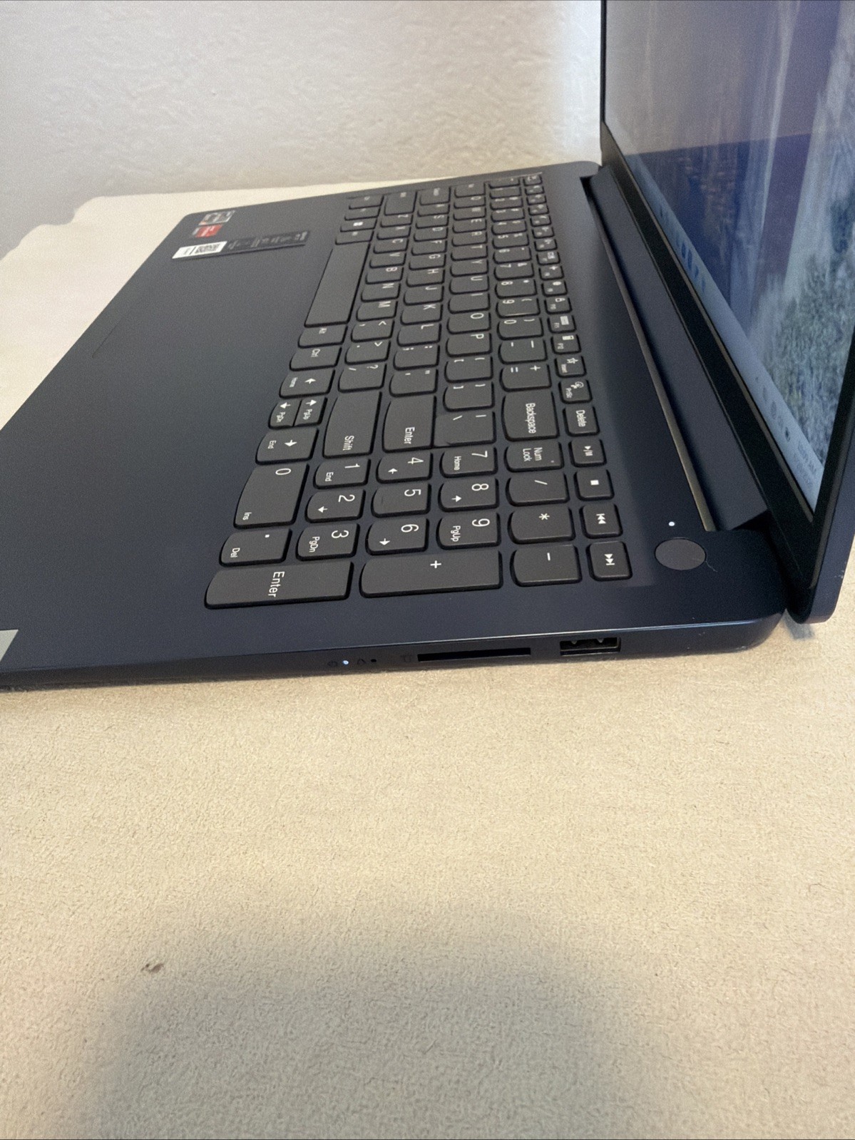 Lenovo IdeaPad 1 15AMN7 AMD Ryzen 3 7320u 8GB 256GB SSD Windows 11Home