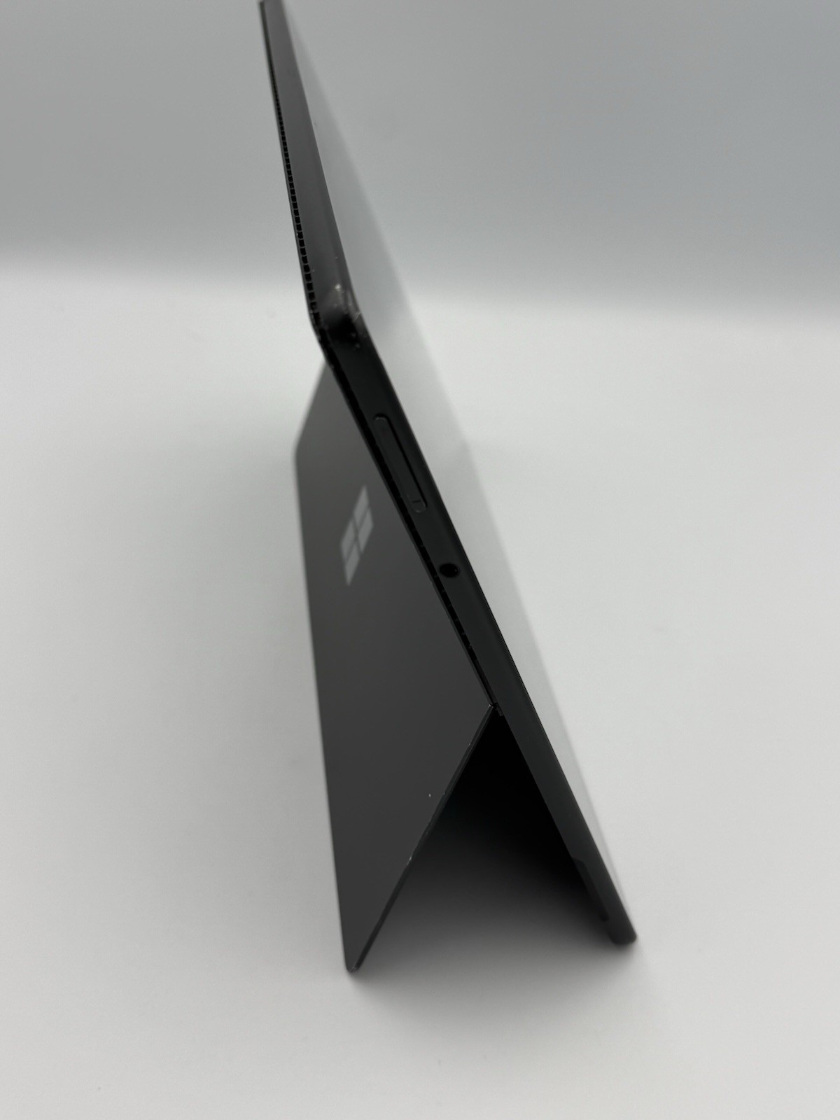 Microsoft Surface Pro 8 13” – i5 11th Gen | 8GB RAM | 256GB SSD (READ) – 31C