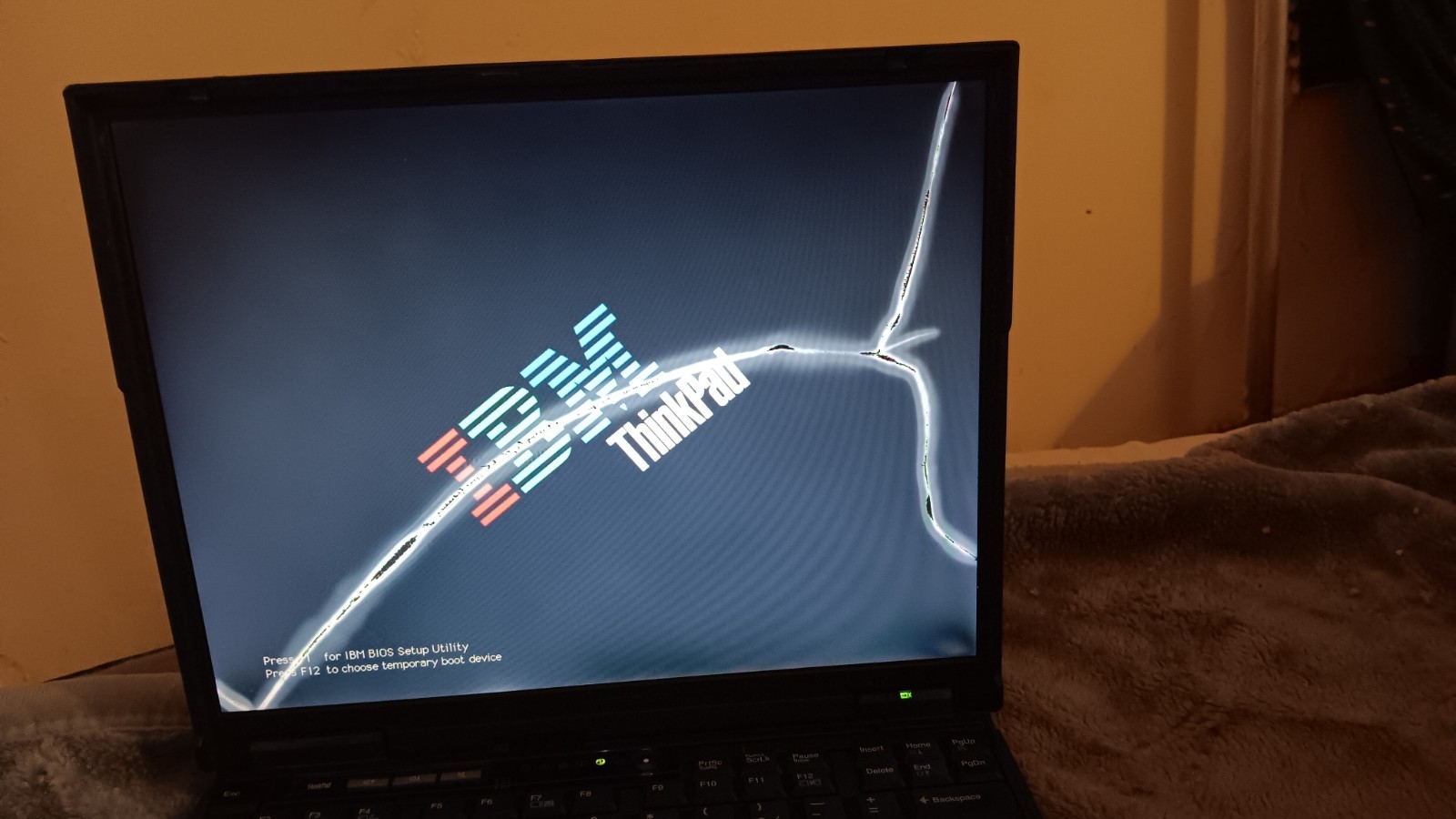 Vintage IBM Thinkpad T21 L aptop Intel P3 @ 800 MHz 256 MB of ram IBM Type 2647