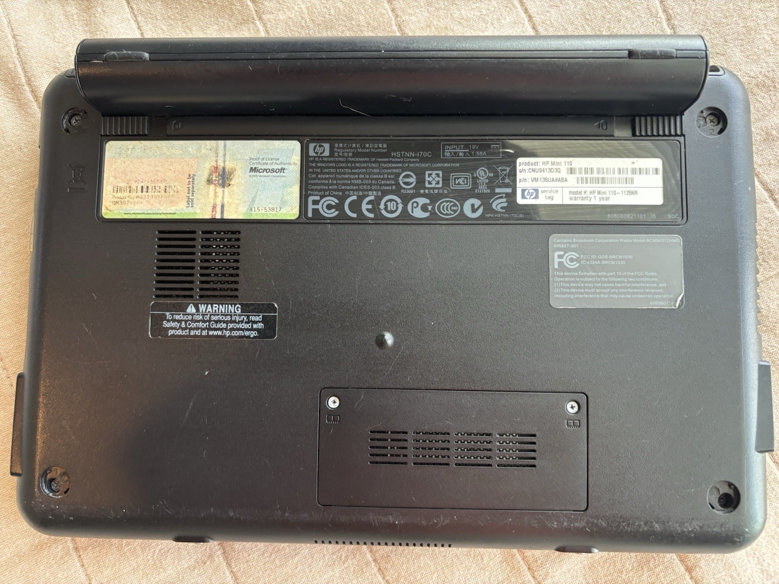 HP Mini 110-3530nr 10.1″ Black Netbook Computer (no charger) Powers On Read Desc