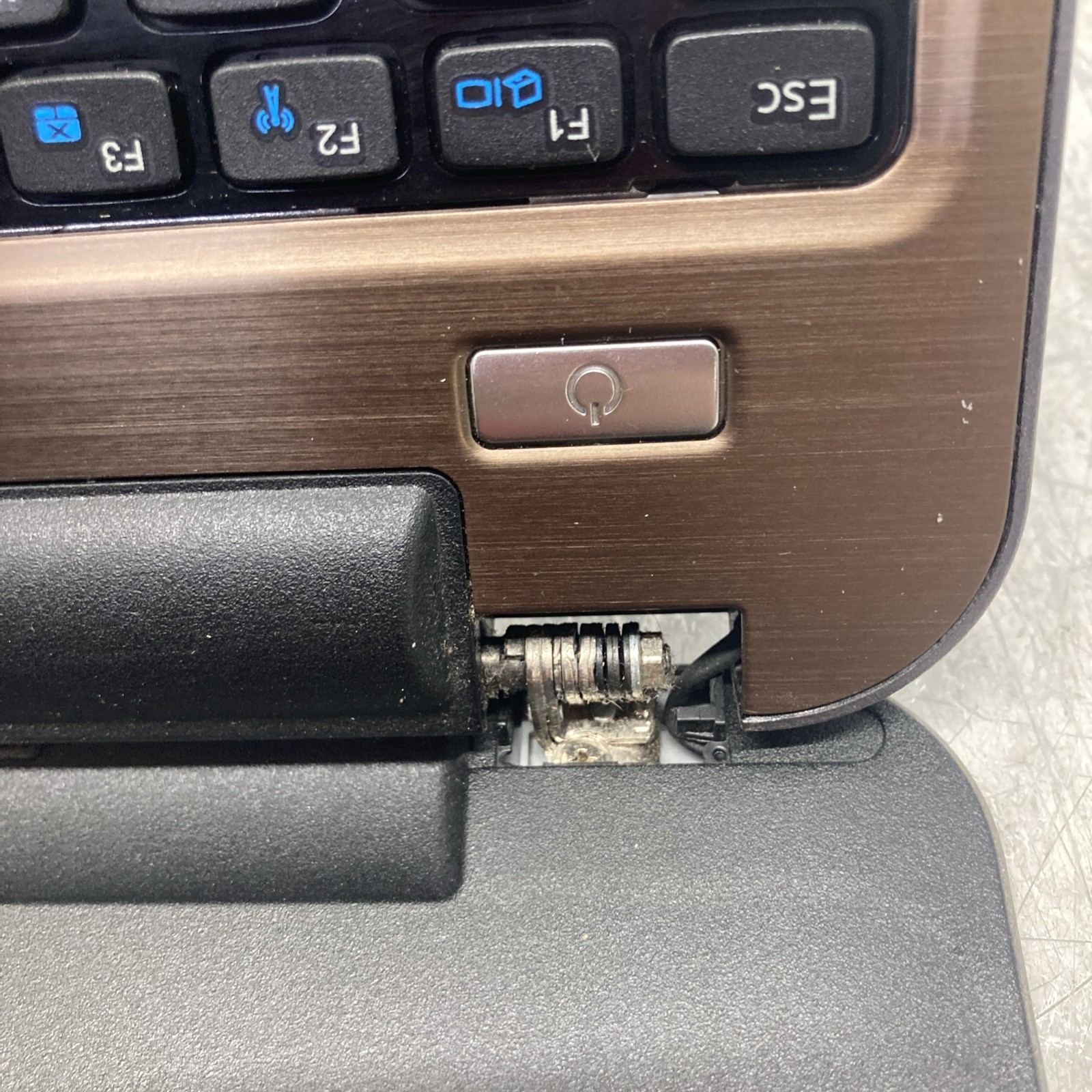 DELL INSPIRON 15R-5537 i7-4500U NO RAM/HDD/OS Boot to BIOS
