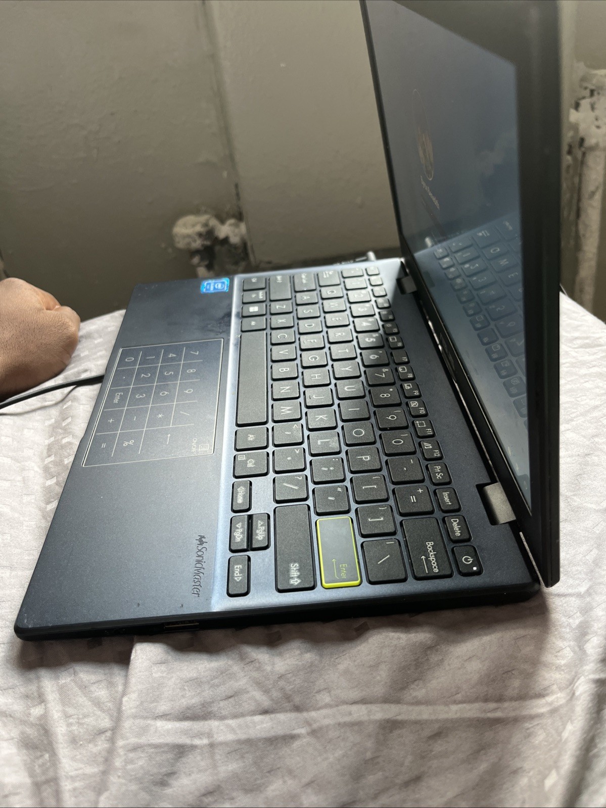 ASUS Laptop E210M – 10/10 Condition – Charger Included – $150 OBO 💻⚡