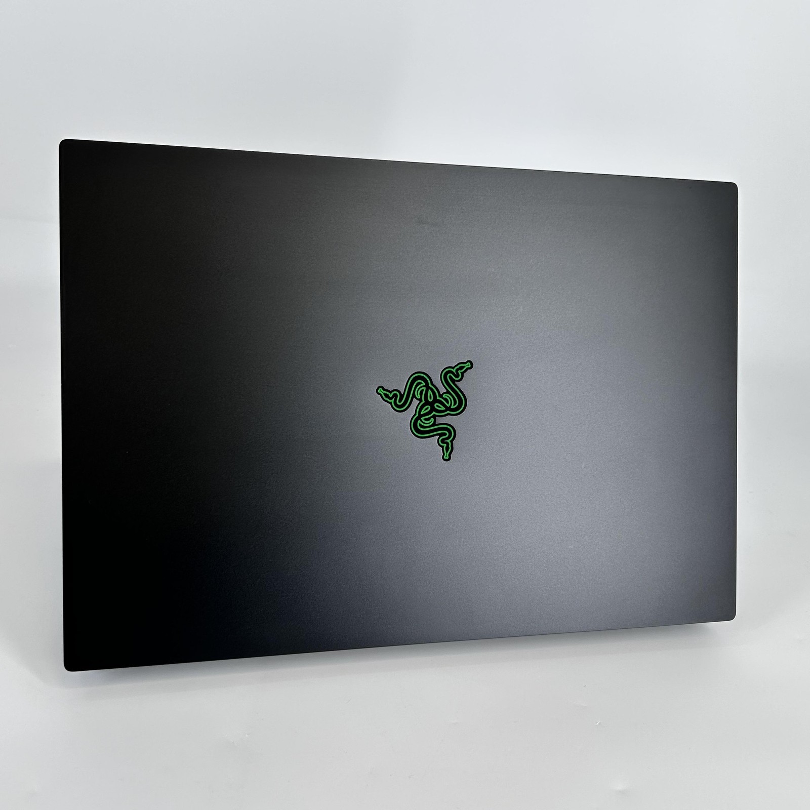 Razer Blade 16 Black 239Hz QHD+ 2.2 GHz i9-14900HX 32GB 1TB RTX 4080 STICKY KEYS