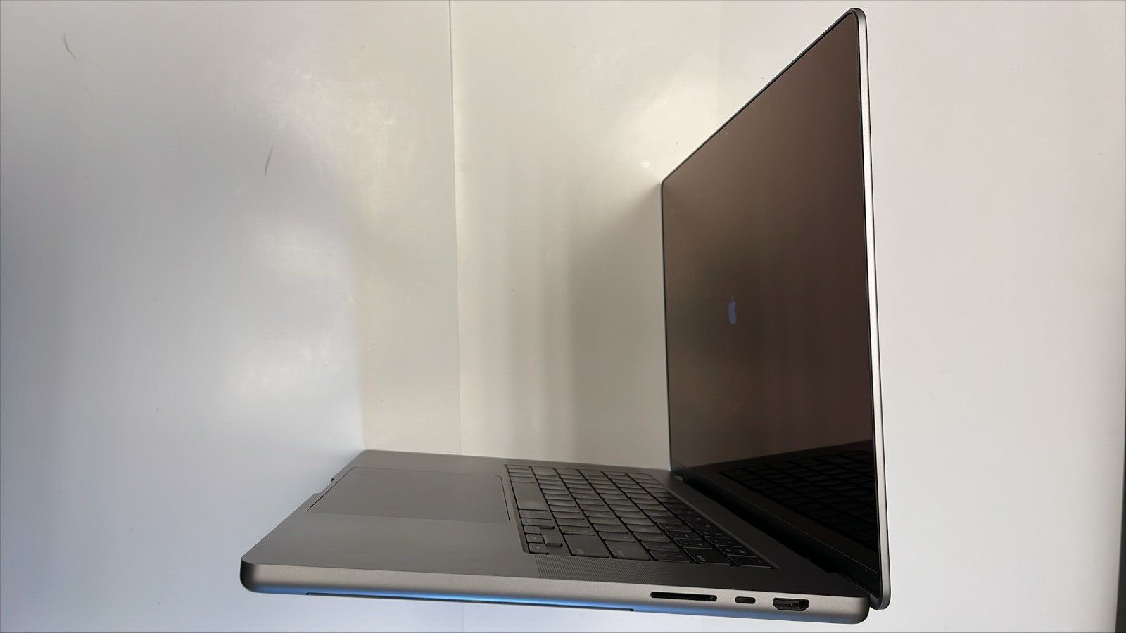 Apple MacBook Pro M1 MK183LL/A 16GB RAM 512GB SSD 16In Retina XDR 1800 x 1200