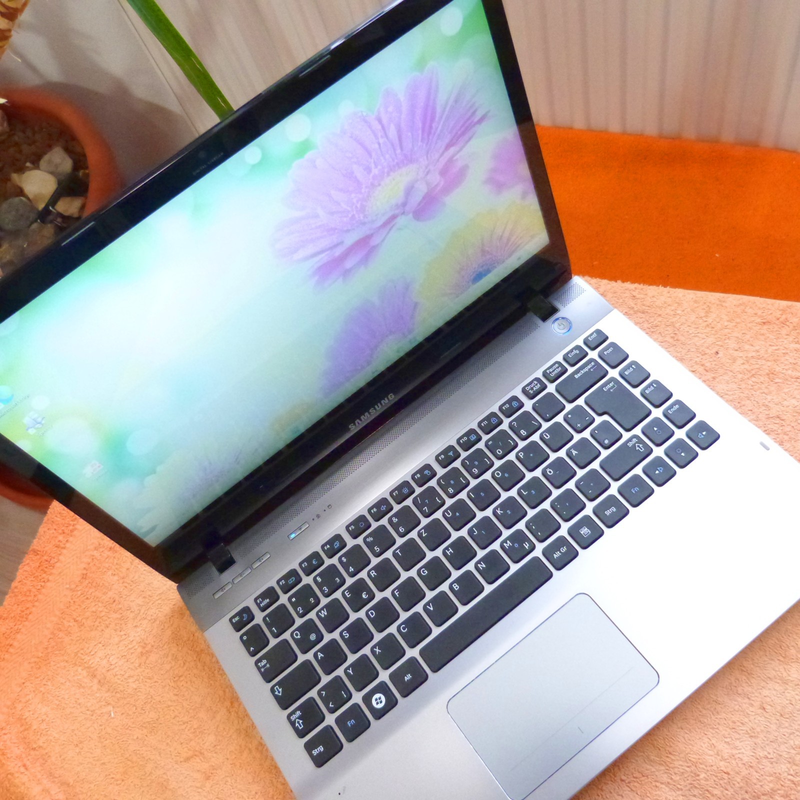 Samsung QX412 14″ METAL Netbook l Windows 11 l SSD NEW l 10GB RAM TURBO i5