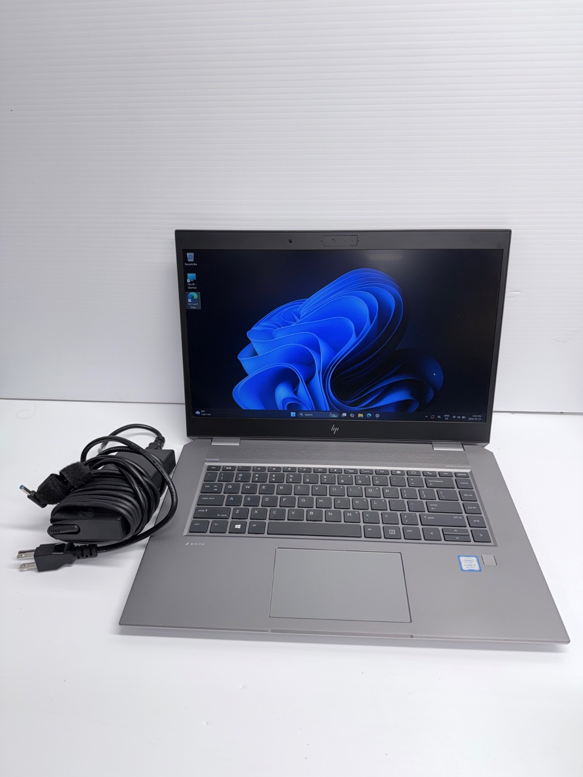 HP ZBook Studio G5 | i7-8850H | 24GB DDR4 | P1000 | 15.6″ l 256 GB SSD