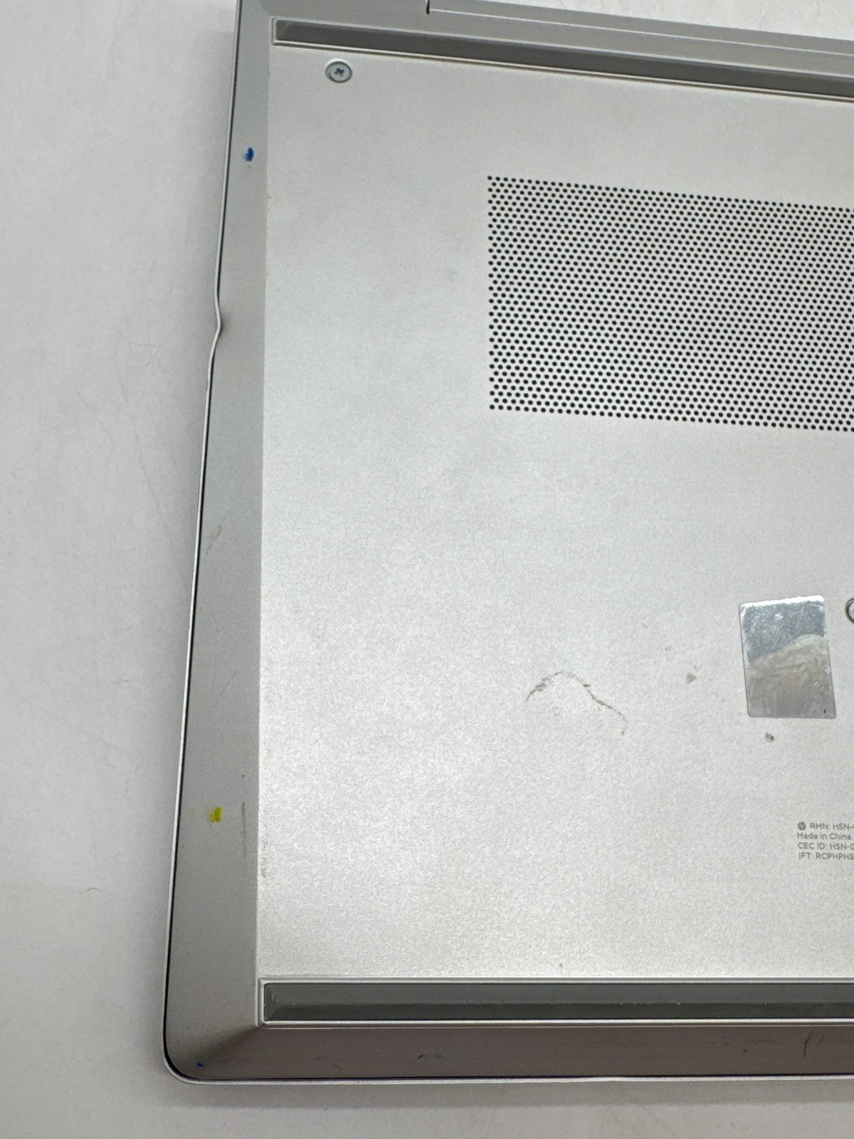 HP EliteBook 640 G10 14.0″ Touch Core i5-1335U 256GB SSD 8GB RAM – Screen Marks