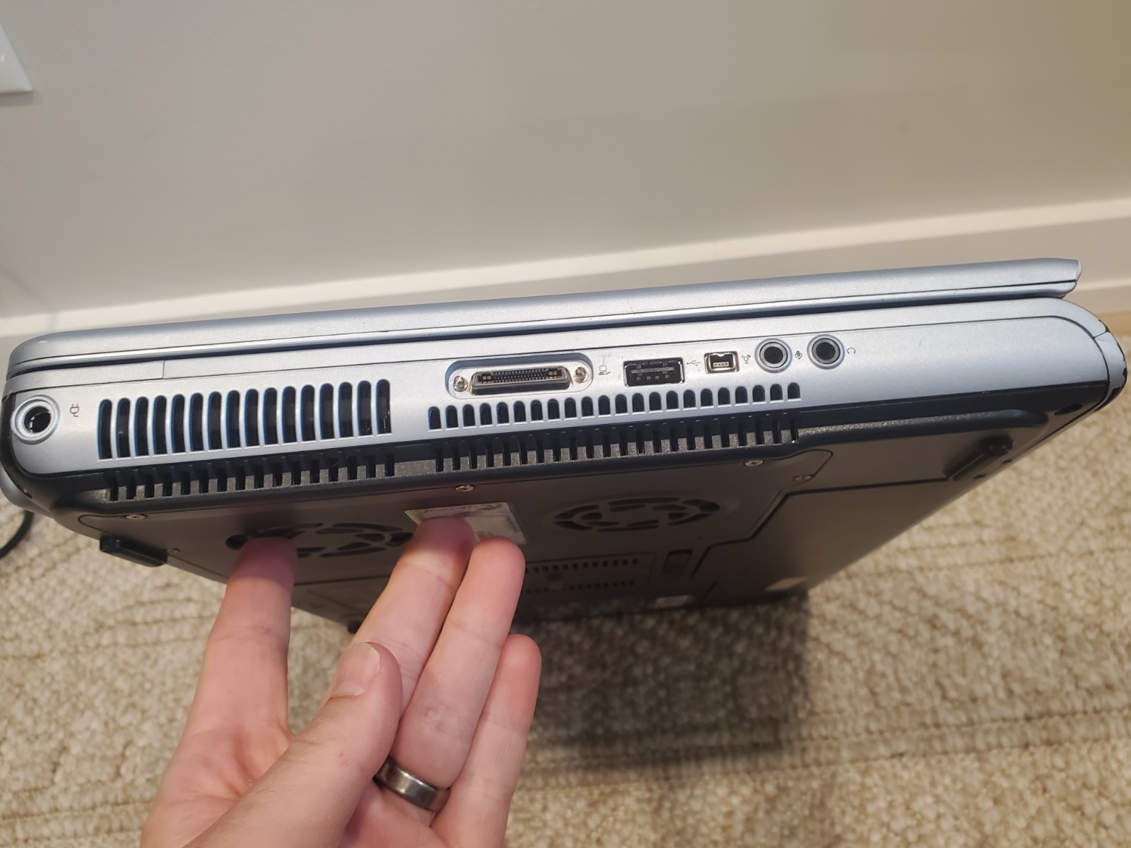 HP Pavilion ZD7000 17in Intel P4 3GHz 512mb 40GB – Powers On – *PARTS OR REPAIR