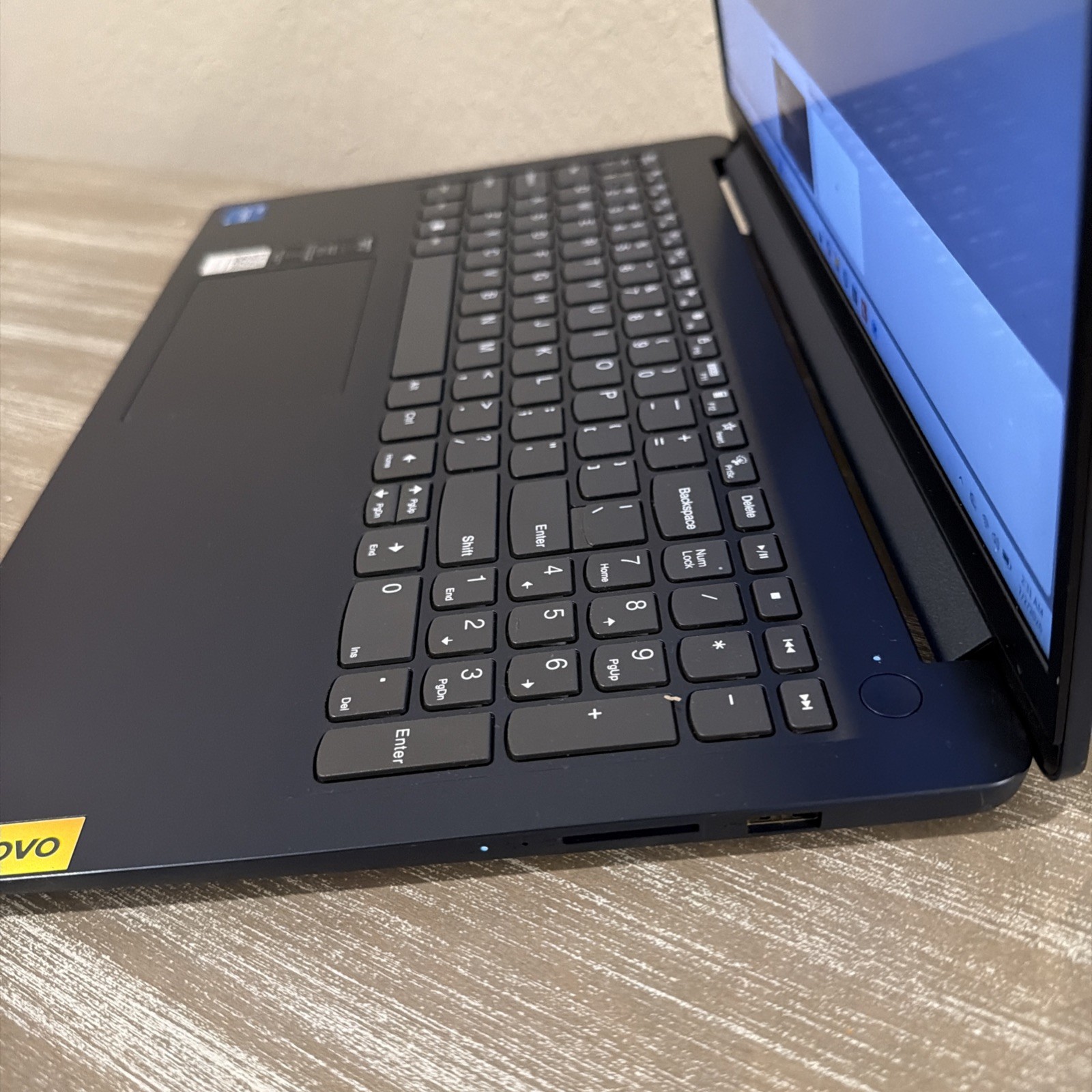 Lenovo IdeaPad 1/ 15.6″/ 512GB SSD, Intel Core i5-1235U, 1.30GHz, 12GB.Touch Scn