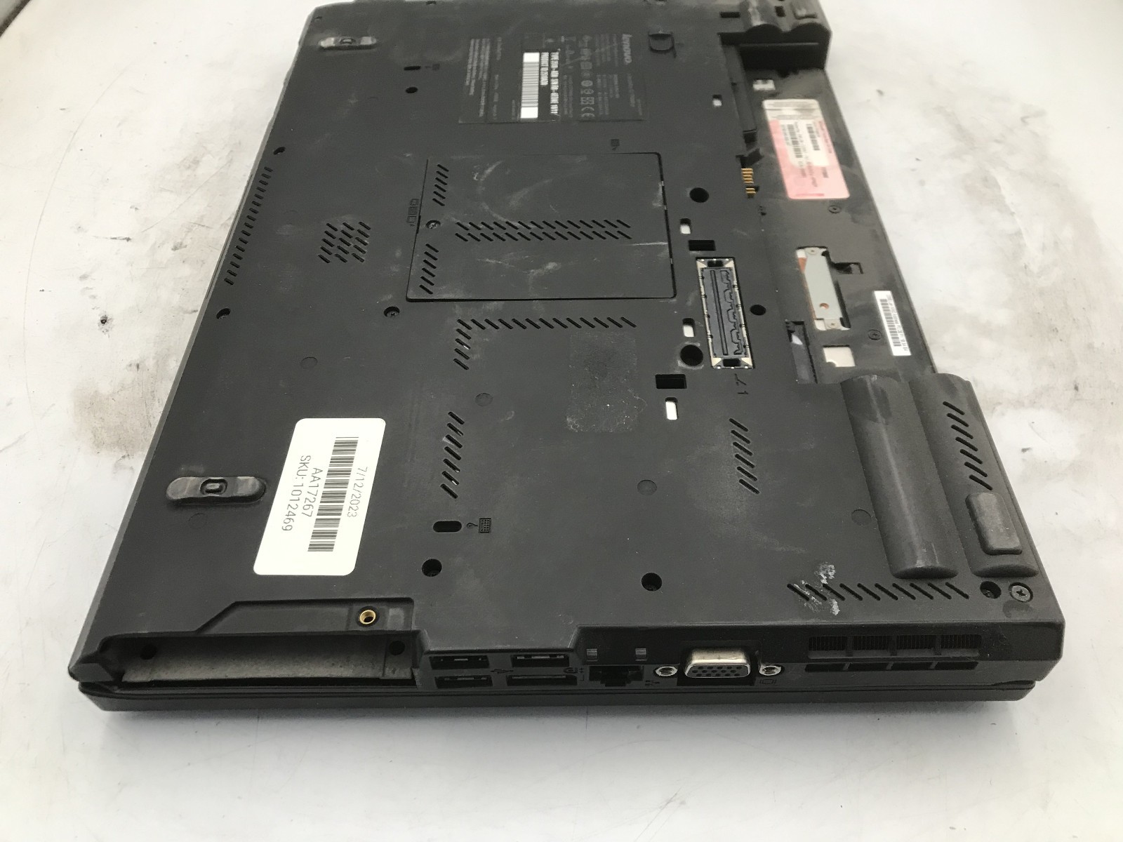 LENOVO THINKPAD T410i – FOR PARTS/NO POWER – INTEL I3 1ST GEN – NO RAM -READ-BB
