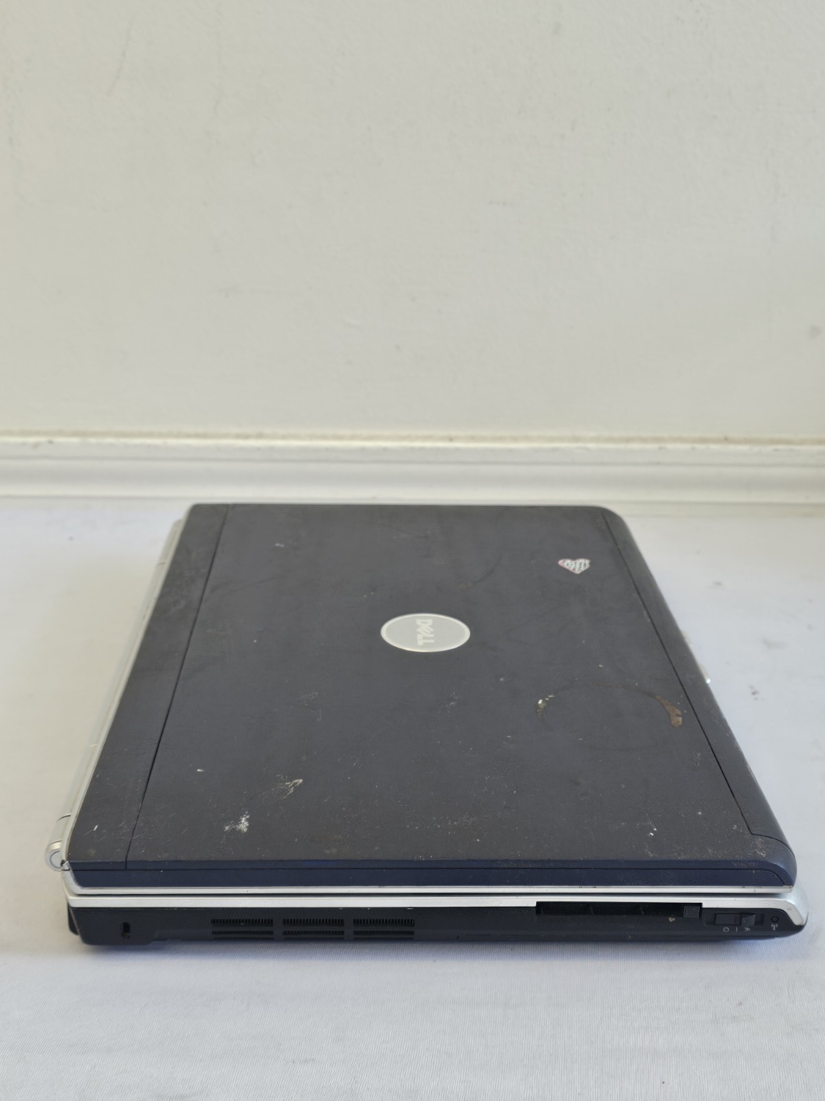 Dell Inspiron 1720 Laptop – VERY DIRTY CASE – 1GB RAM – NO BATT – Parts – READ