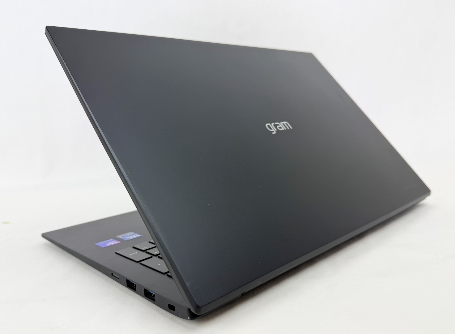 LG Gram 17Z90TL-H.AUB9U1 17″ Touch Core Ultra 9 288V 32GB 2TB SSD W11H