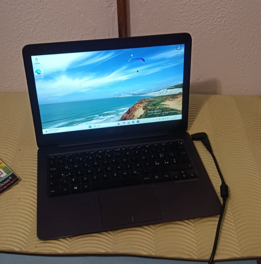 Asus VioBook UX303F 13.3″ FULLHD M-5Y10C 8gb 256gb ssd m2 win11