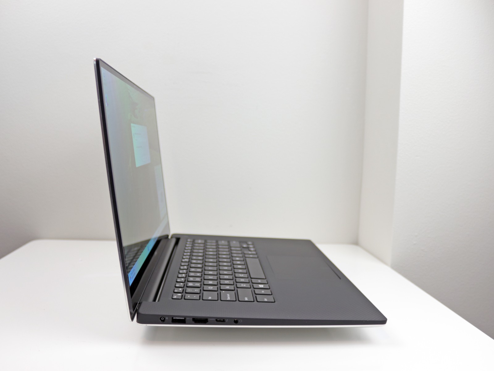 Dell XPS 7590 15.6″ 4K Intel Core i7-9750H 16GB DDR4 512GB SSD NVIDIA GTX 1650