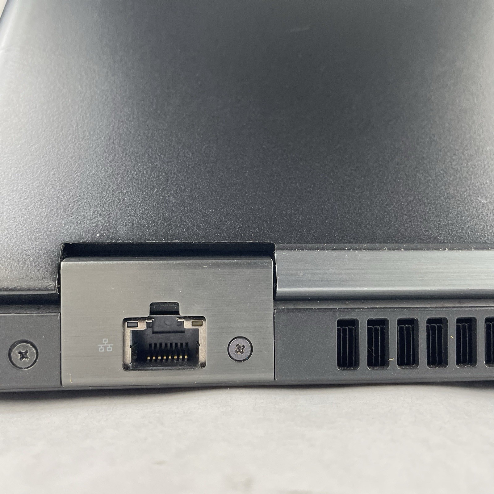 Dell Latitude 5580 15.6″ i5-7440HQ 2.8GHz 8GB RAM No SSD/OS/AC – Bad Hinge Cover