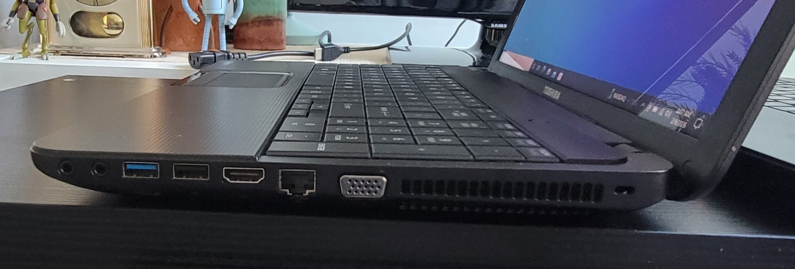 2x Toshiba Satellite C855D Laptop AMD E2-1800 1.7 GHz 8GB RAM 500/300 GB Win 10