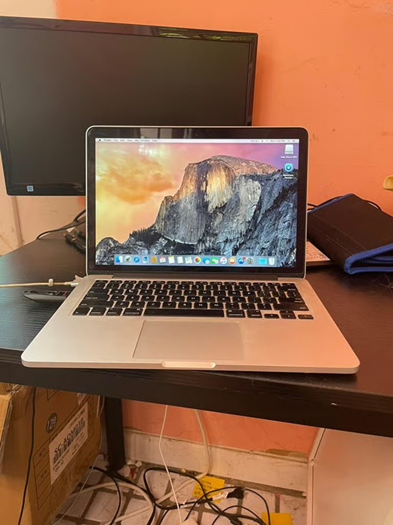 Apple MacBook Pro A1502 | Intel Core i5 | 4GB RAM | Cracked Screen | Boots to OS