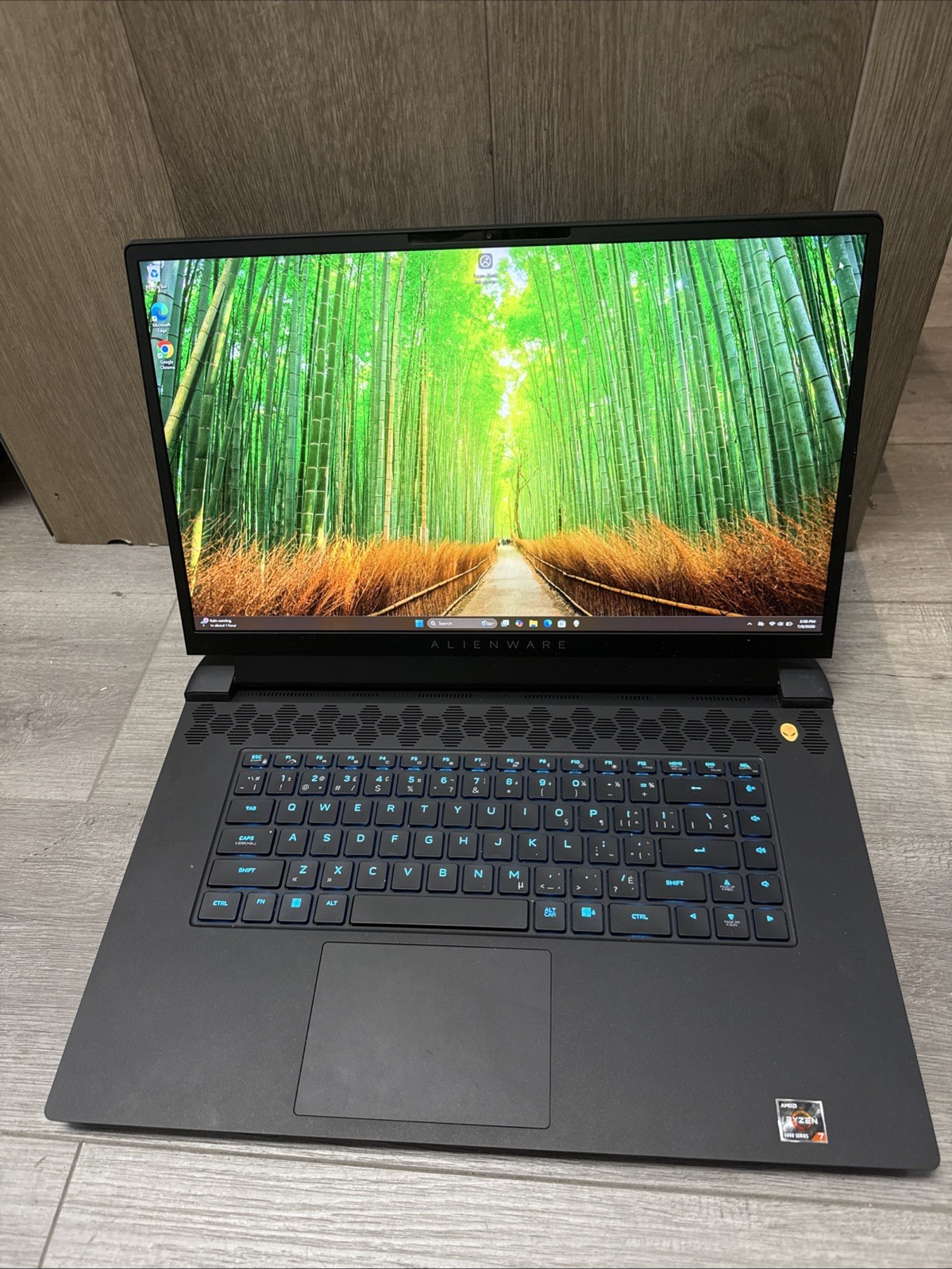 Dell Alienware m17 Ryzen Edition R5 Laptop (2022), 17.3″ 1920×1080 FHD, Ryzen