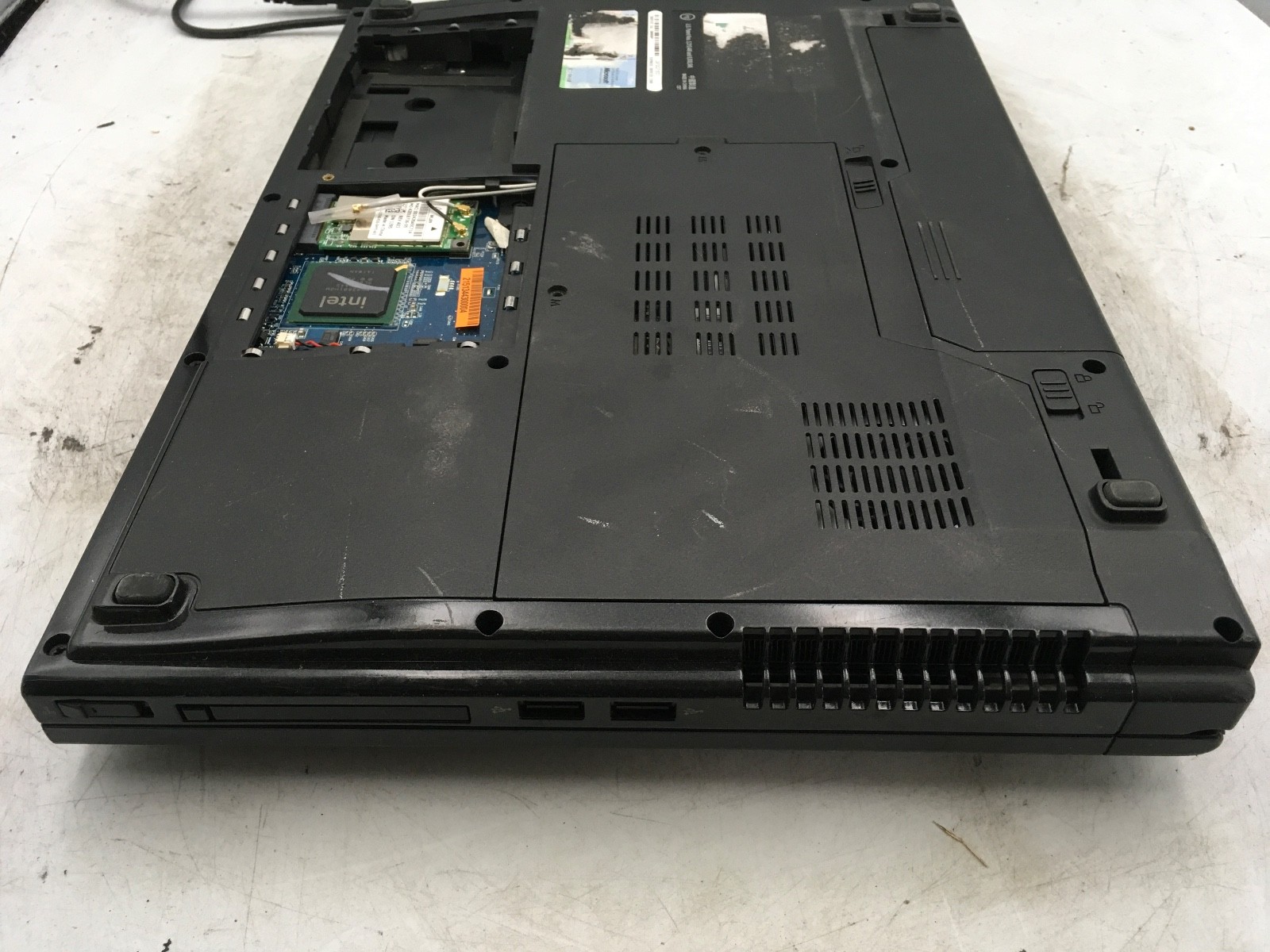 DELL VOSTRO 1510 – BOOTS TO BIOS – INTEL CORE 2 DUO – 4GB RAM – READ DESCRIP -BB