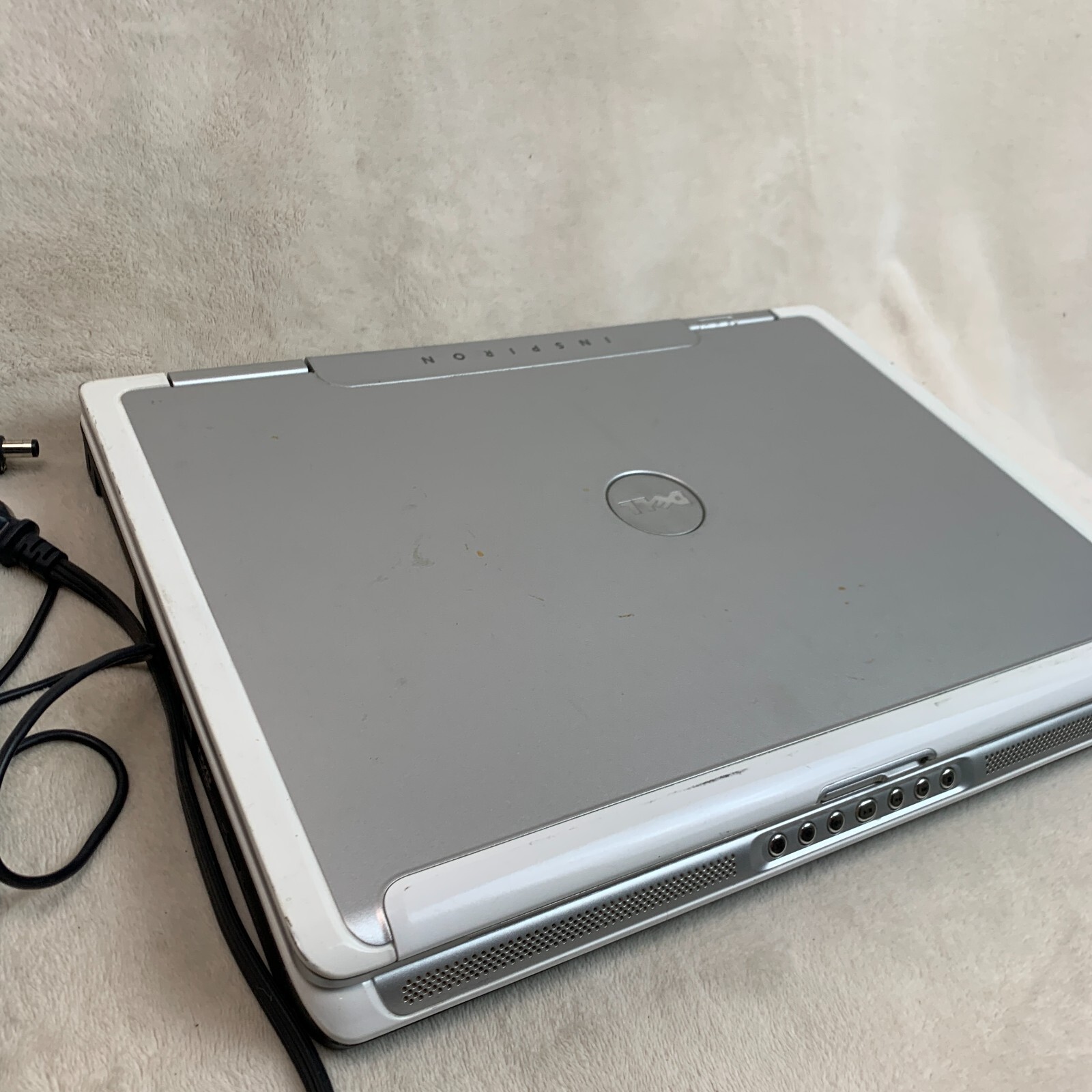 Dell Inspiron 9300 17″ Laptop Pentium M 2.0GHz 1GB RAM 100GB HDD XP (FOR PARTS)