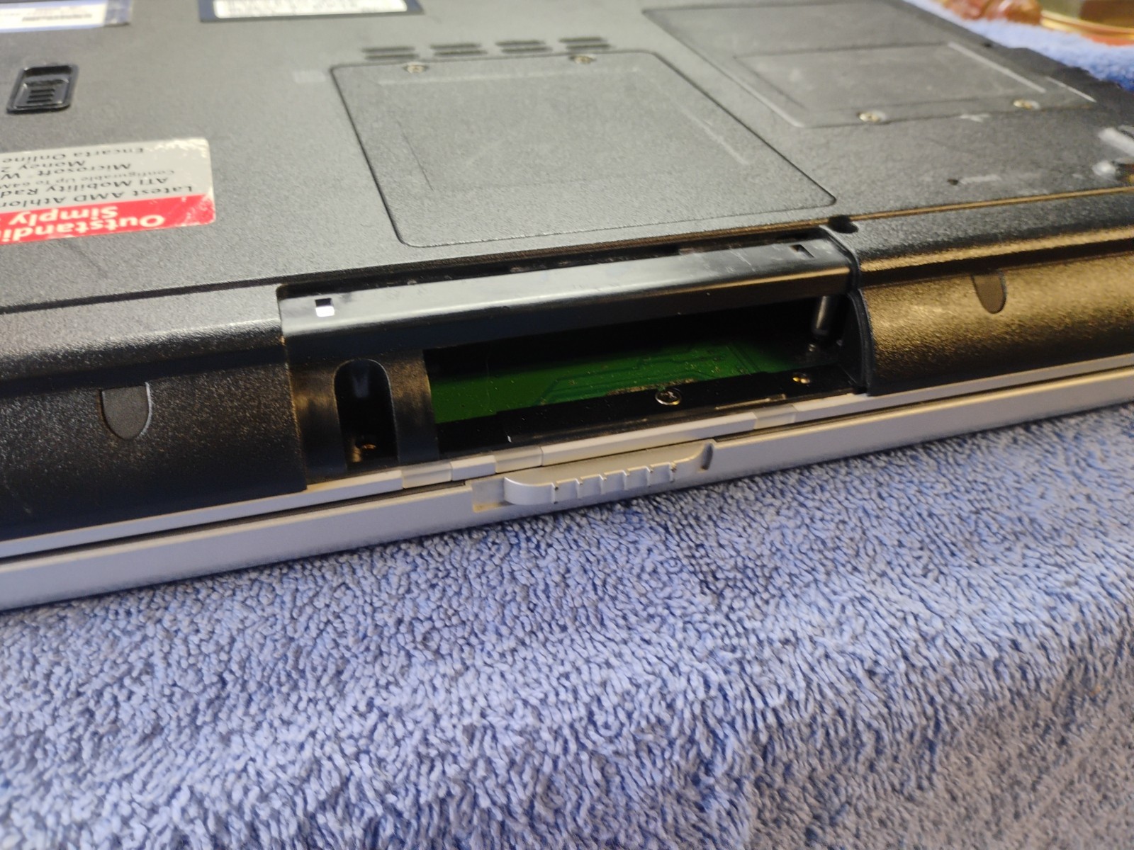 Compaq Presario 2100 Laptop non-working for parts 15″ AMD Athlon XP – used