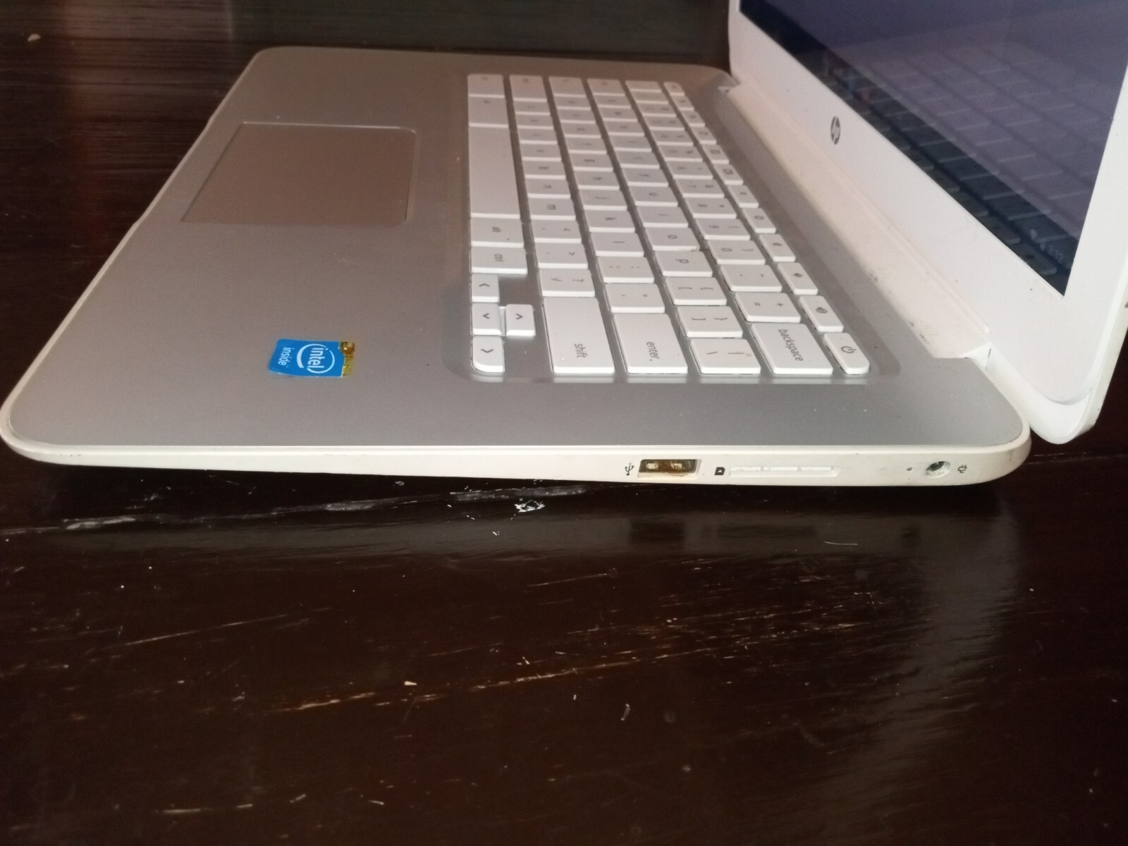 HP CHROMEBOOK 14in Laptop with 180-degree Hinge White with charger