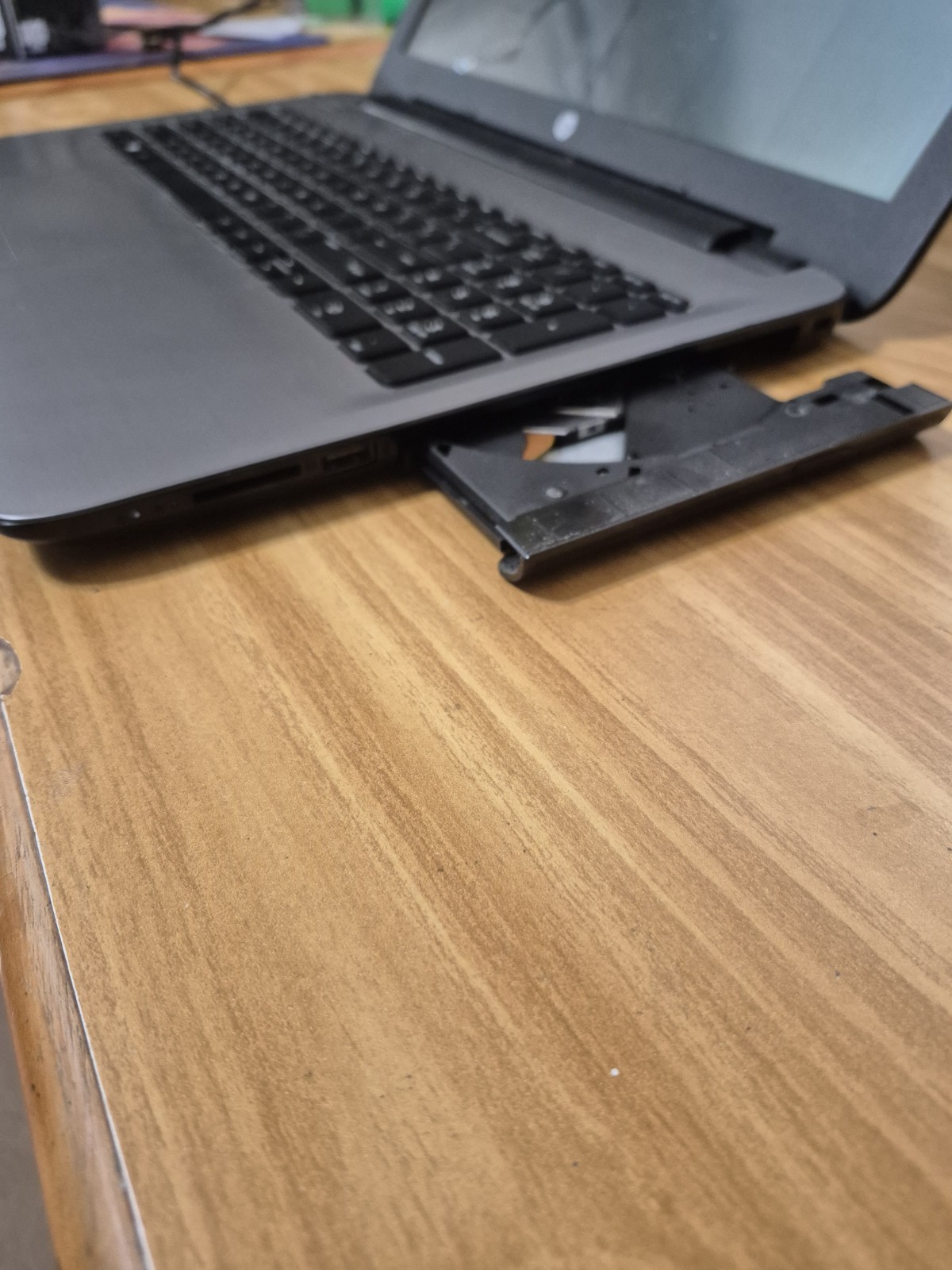 HP 15Z-DB000 Laptop – 15.6″, Broken Screen, Still Works, Charger Inc, For Parts