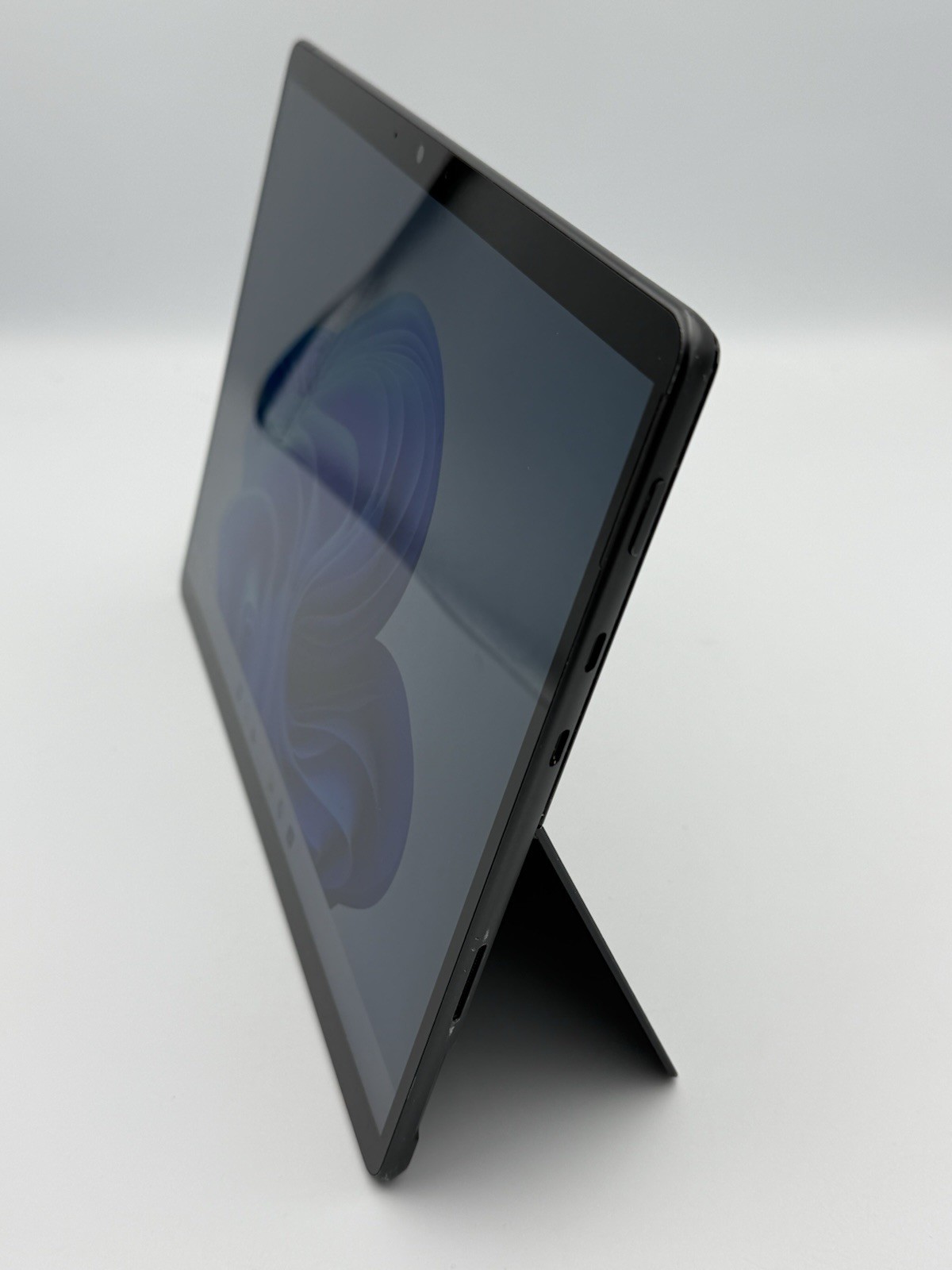Microsoft Surface Pro 8 13” – i5 11th Gen | 8GB RAM | 256GB SSD (READ) – 31C