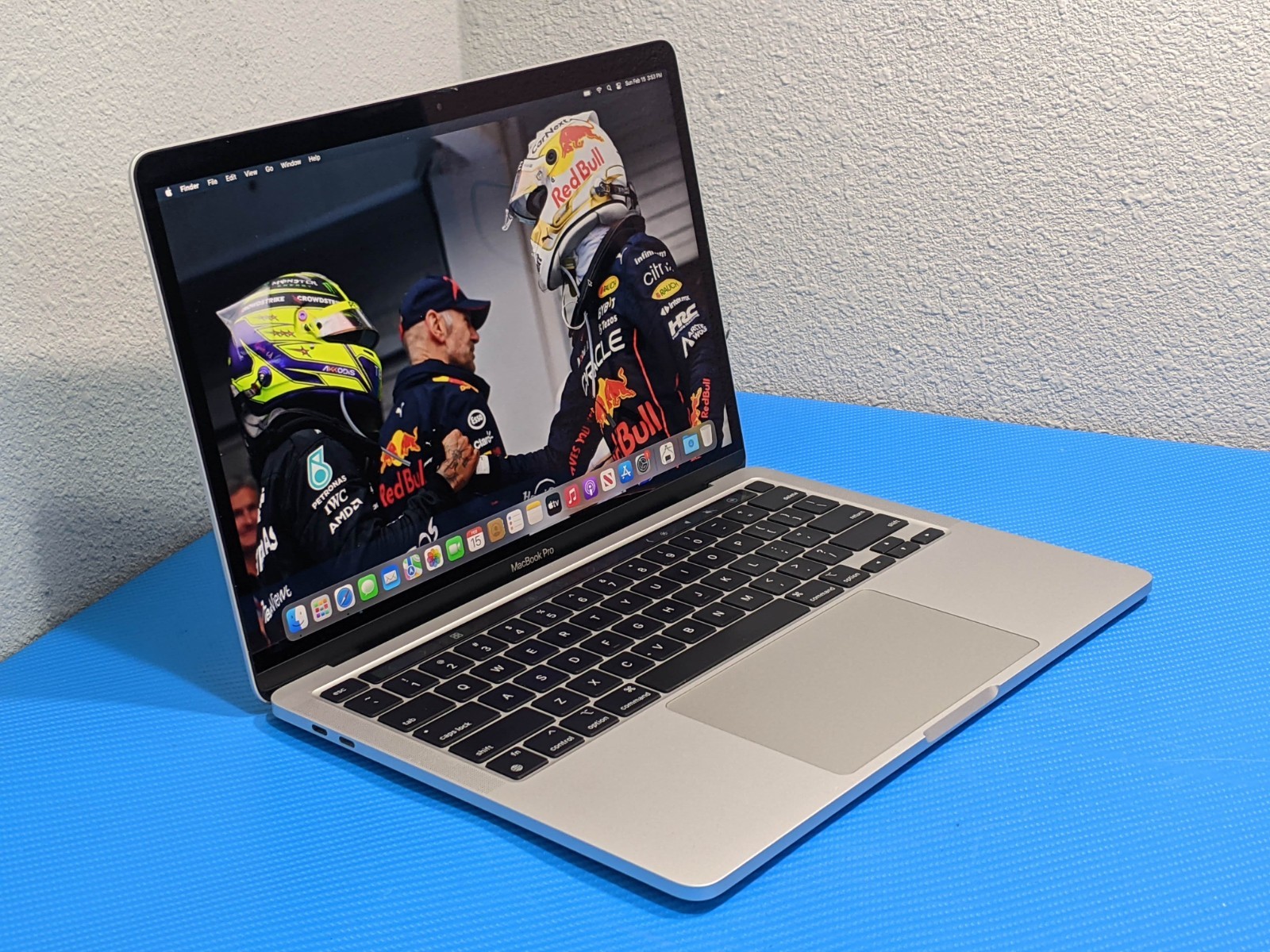 Apple MacBook Pro A2338 (2020) 13.3″ M1 3.2GHz 8GB 256GB MYDA2LL/A 100tt +PA