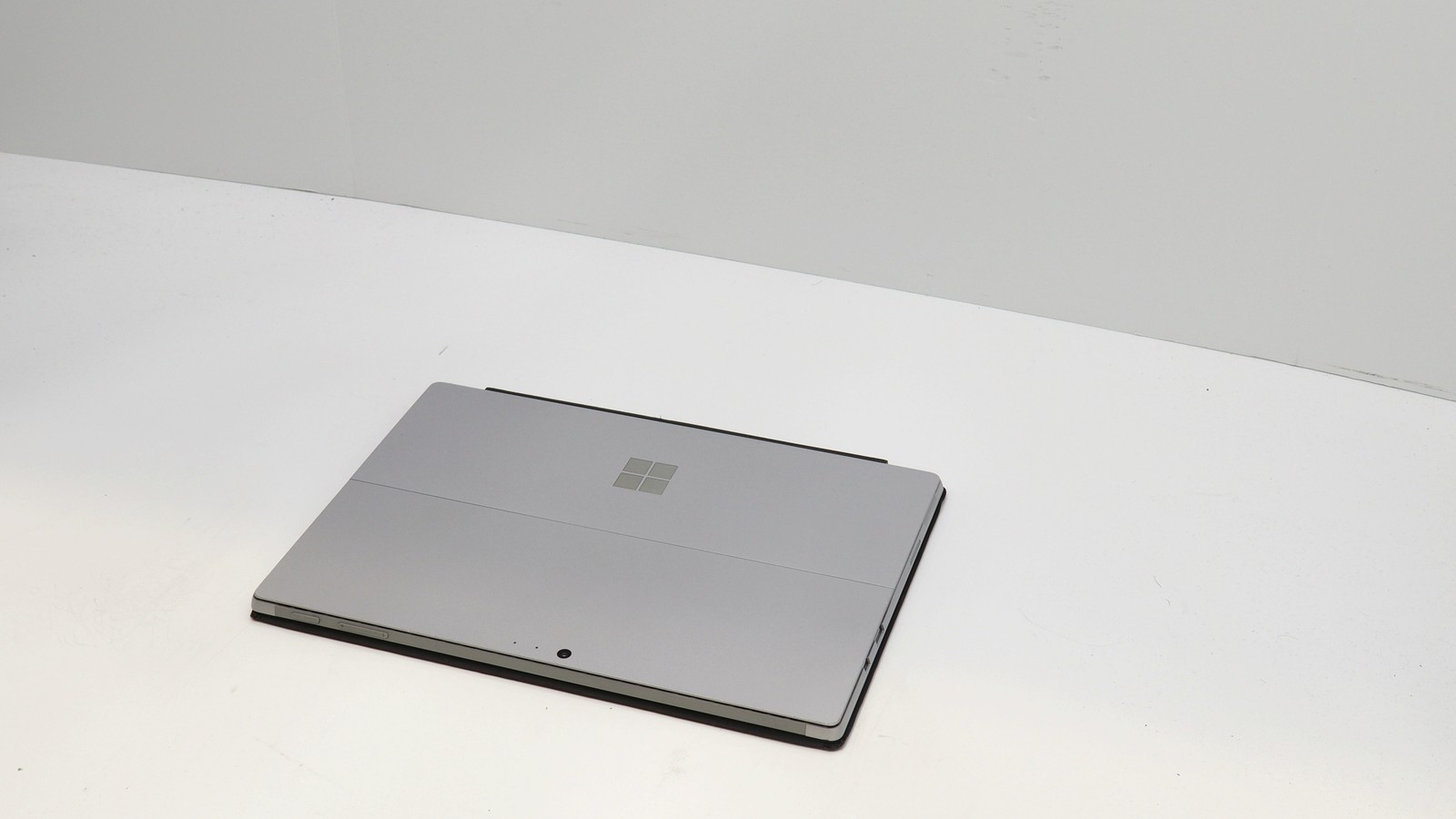 Microsoft Surface Pro 12″ i7-7660u 16GB 512GB – Fair READ DESC