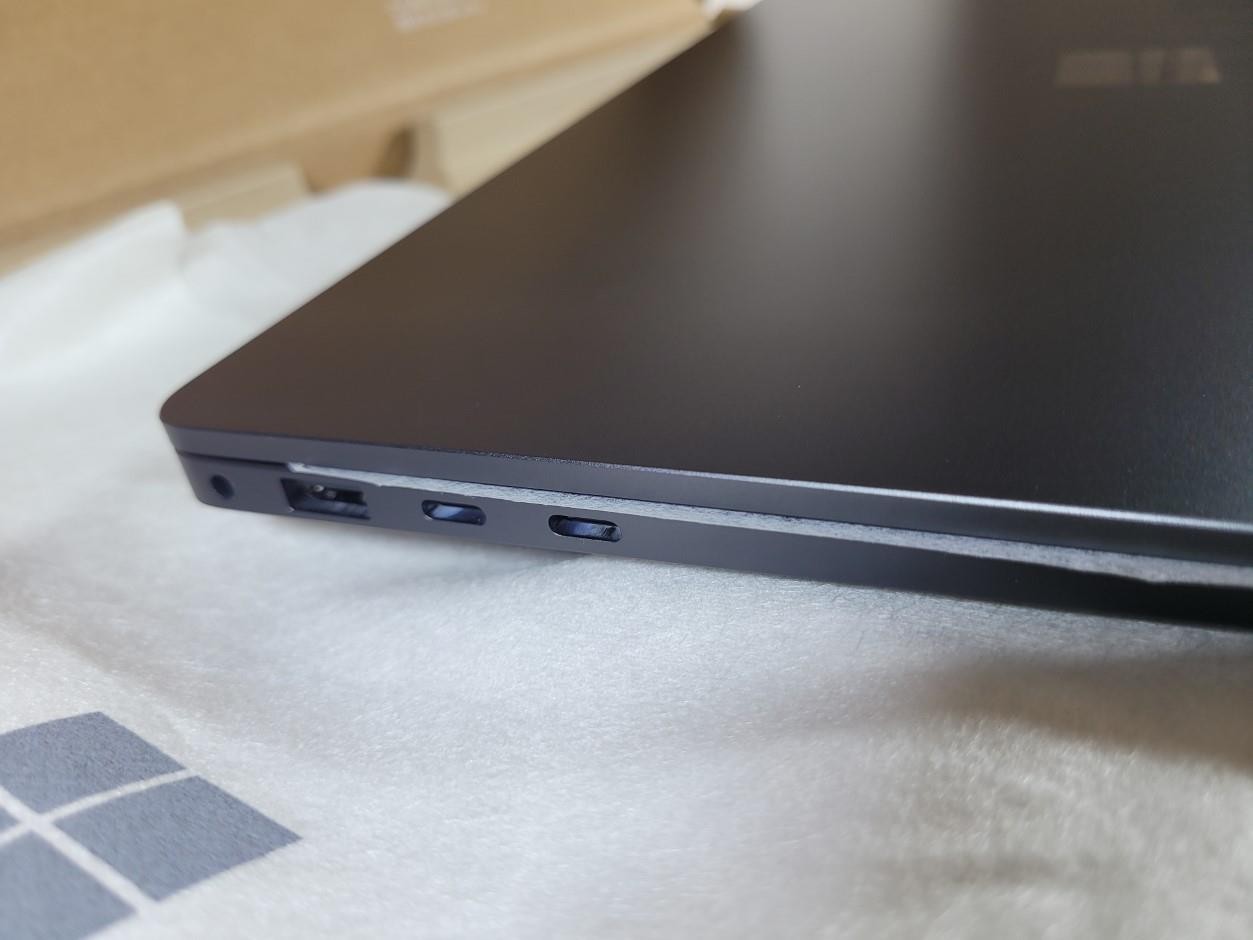 Microsoft Surface 15″ Copilot+ Laptop 7th Edition PixelSense Flow Display – 1TB