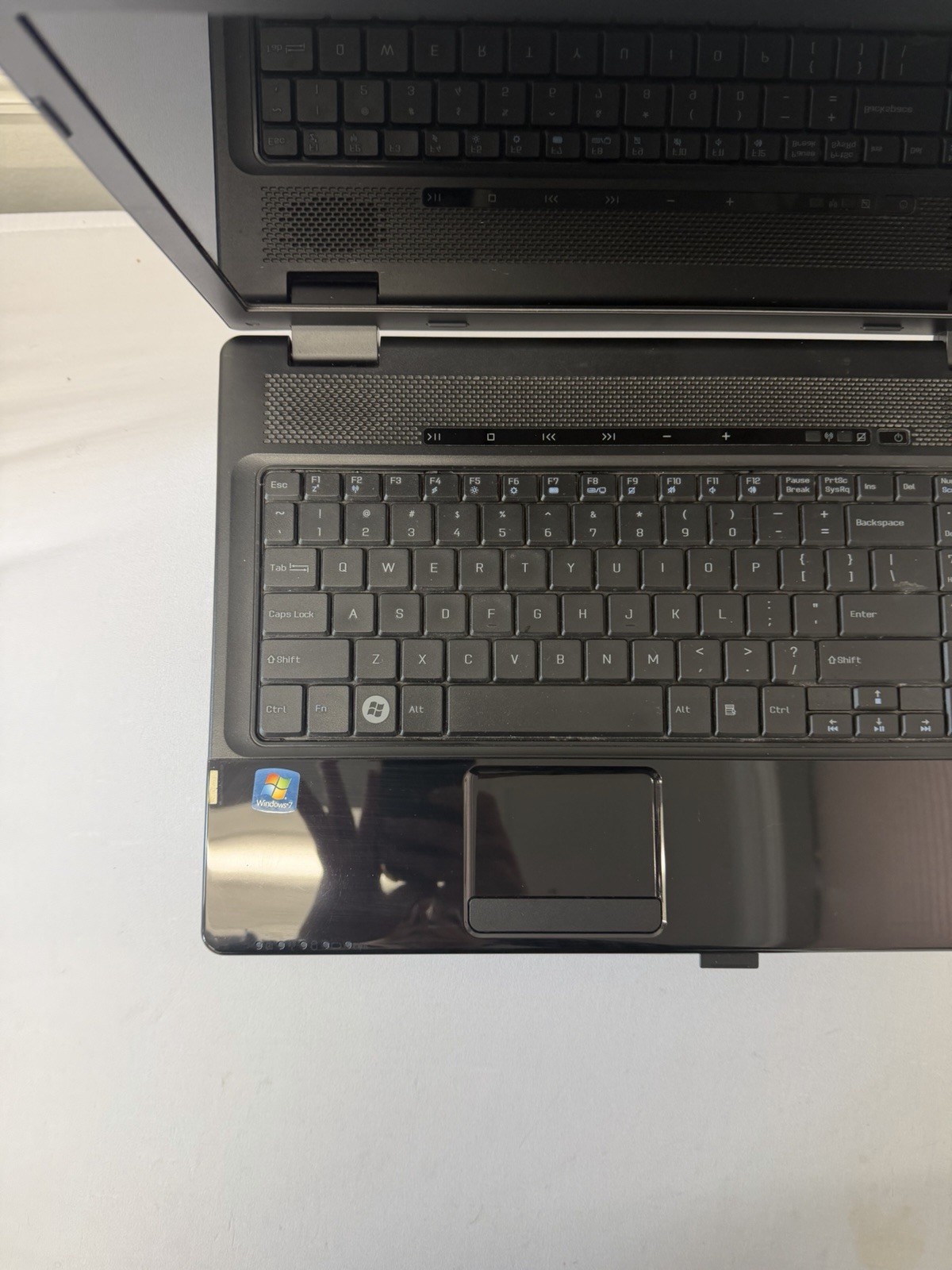 Nobilis N4047 Laptop – Screen Leaking Light – Intel Pentium P6200 – Read Des