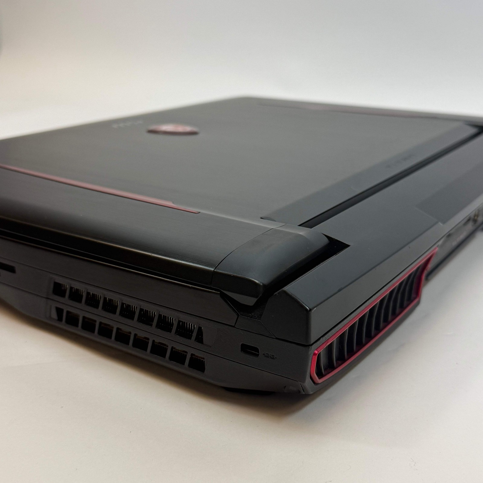 MSI Titan GT75 8RF 17.3″ i7-8850H 2.6GHz 64GB 256GB GTX 1080 Bent USB Read