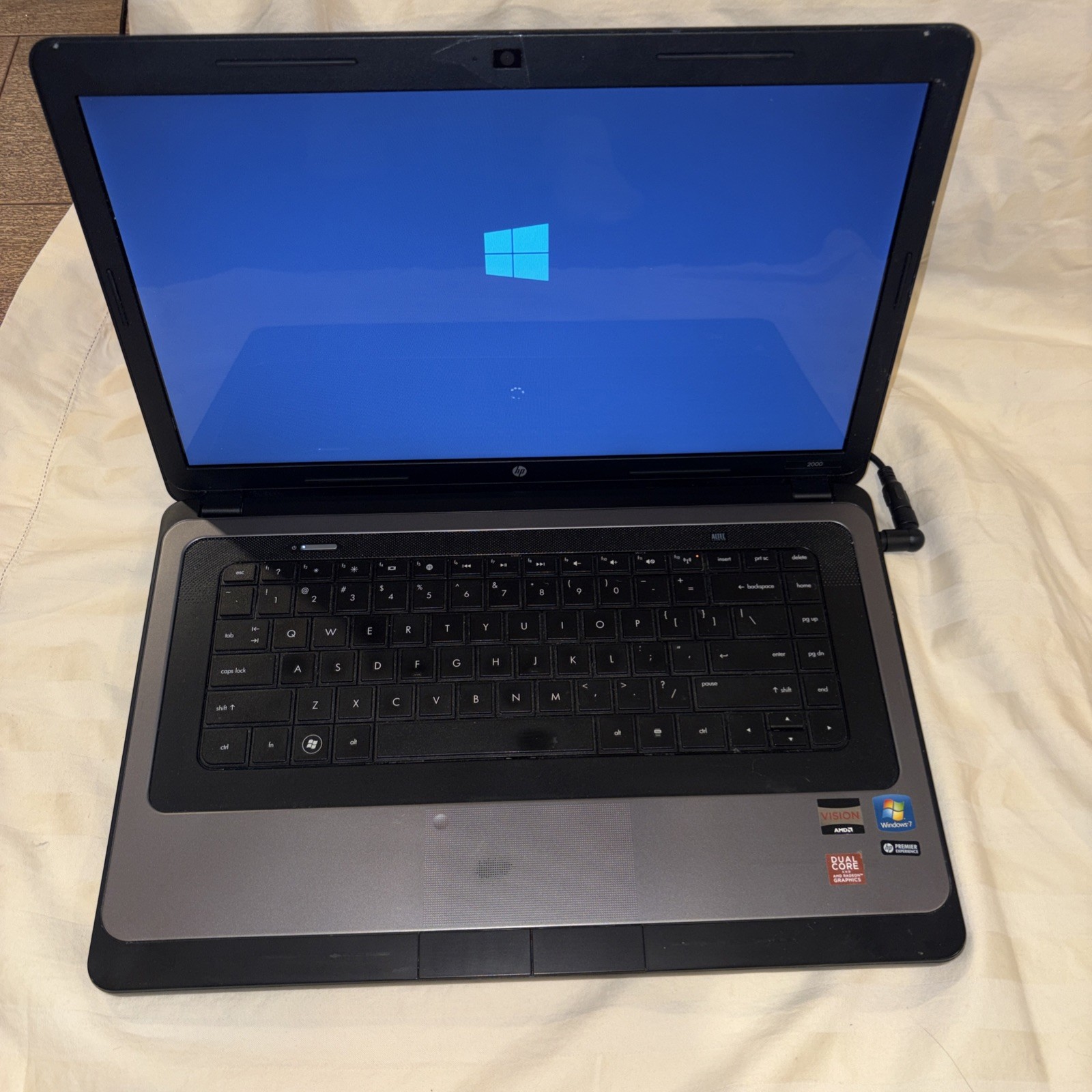 HP 2000-412NR Laptop 15.6″ AMD E-300/3GB RAM/320GB HDD/Radeon HD/Win 10 Home