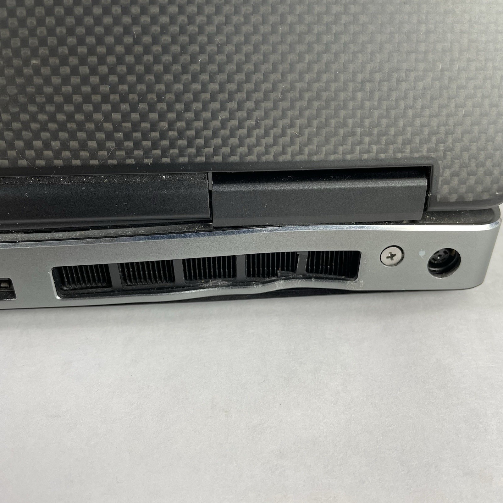 Dell Precision 7730 17.3″ i7-8850H 2.6GHz 32GB RAM NVIDIA No SSD No OS Dent Edge