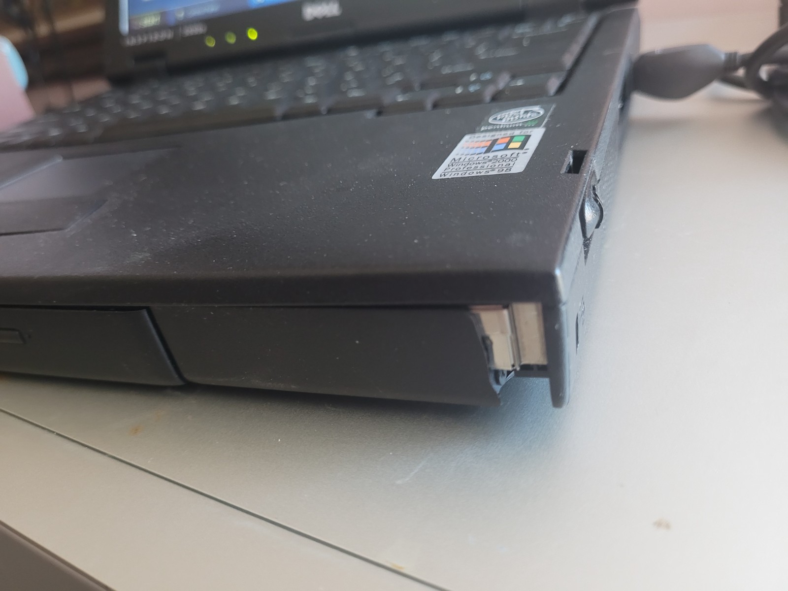 Vintage Dell Inspiron 5000e Laptop P III PPM 700 MHz, 128 MB RAM WinXP