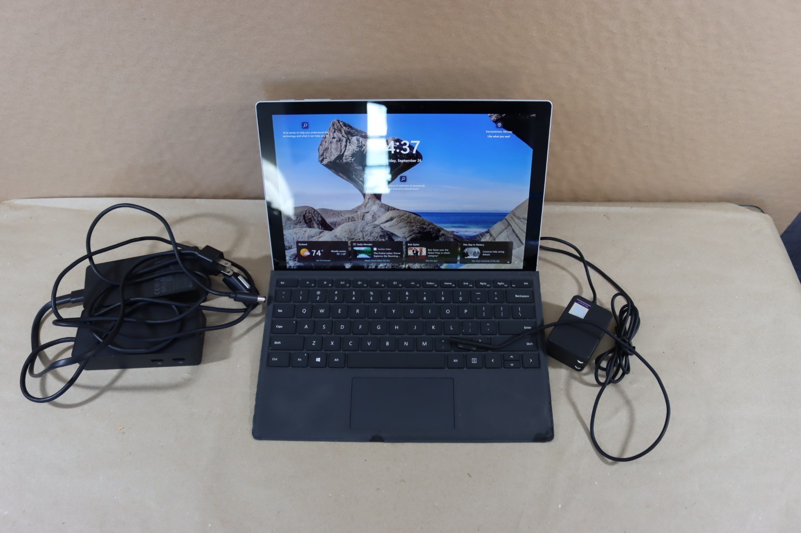 Microsoft Surface Pro 5 i5-7300U 8GB RAM 256GB Wi-Fi + LTE