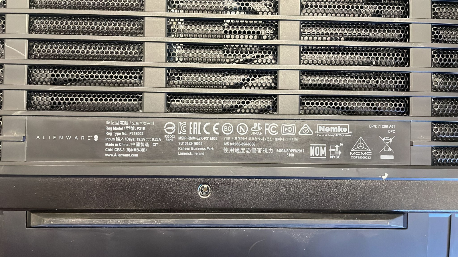Alienware 17 R5 P31E002 17″ Core i7 8th Gen 2.20Ghz NO RAM NO HDD -SOLD Parts