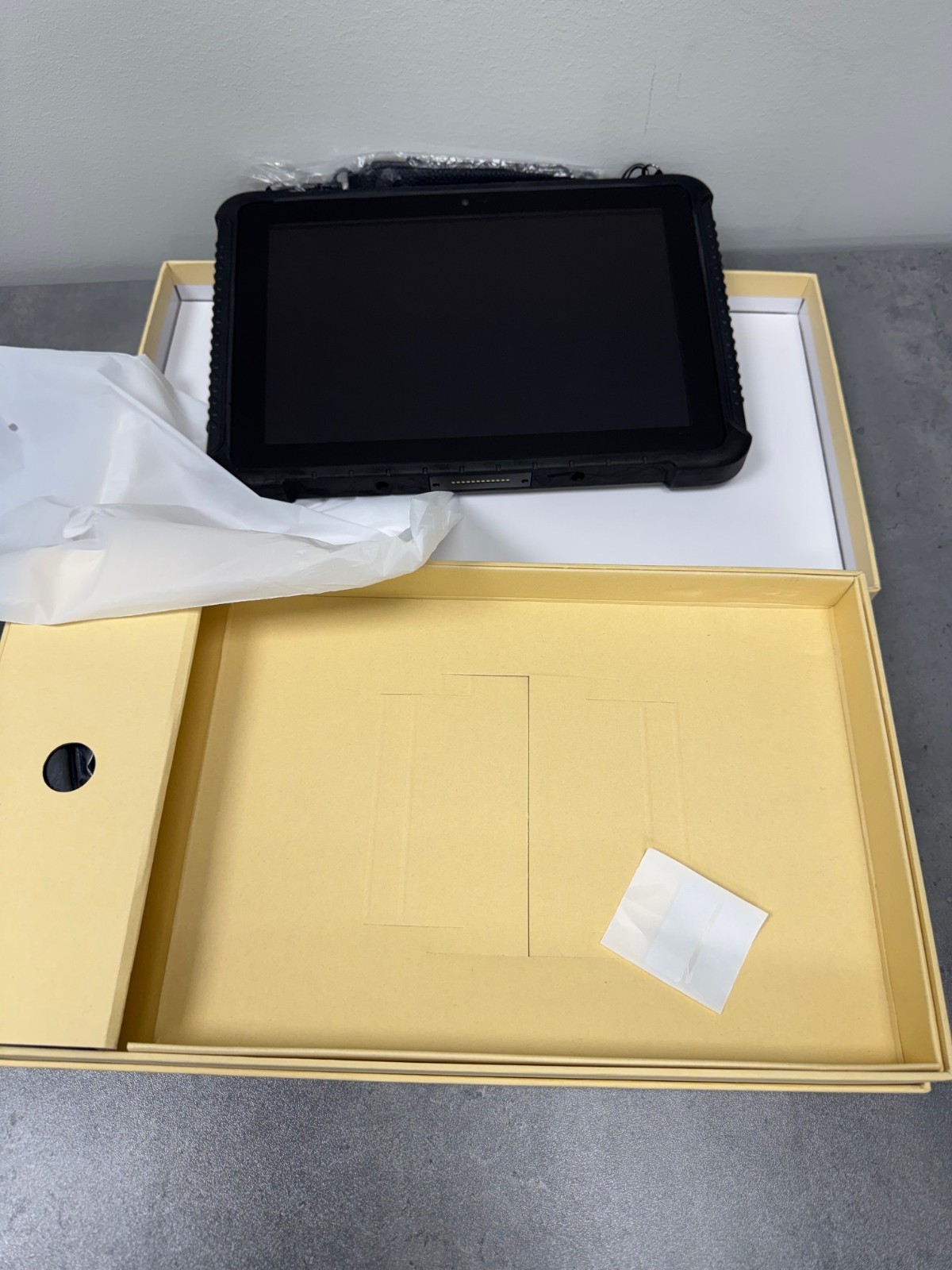 MUNBYN Rugged Mobile Tablet 10.1 inch Windows 11 Pro Outdoor Work Tablet 8+128GB