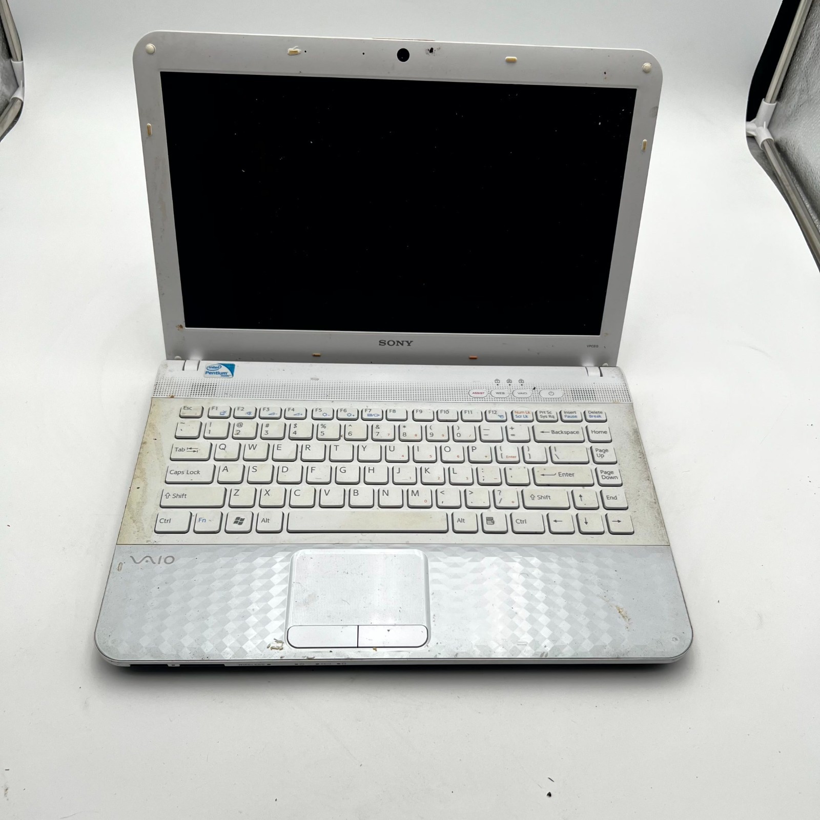Sony VAIO VPCEG Notebook/Laptop 14″ Display Intel Pentium SDRAM DDR3 – For Parts