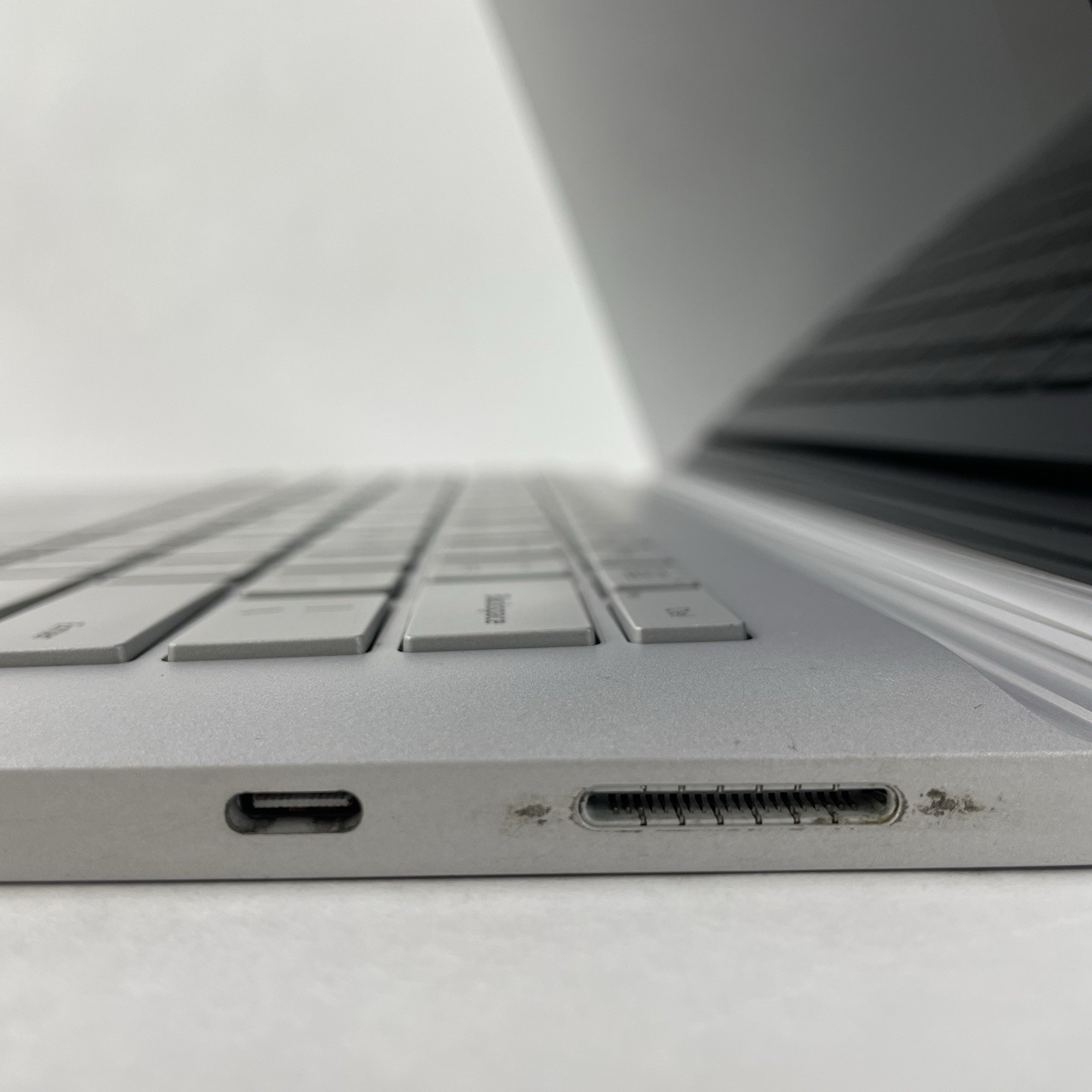 Microsoft Surface Book 2 13.3″ i7-8650U 1.90 GHz 8 GB RAM 256 GB SSD Win11
