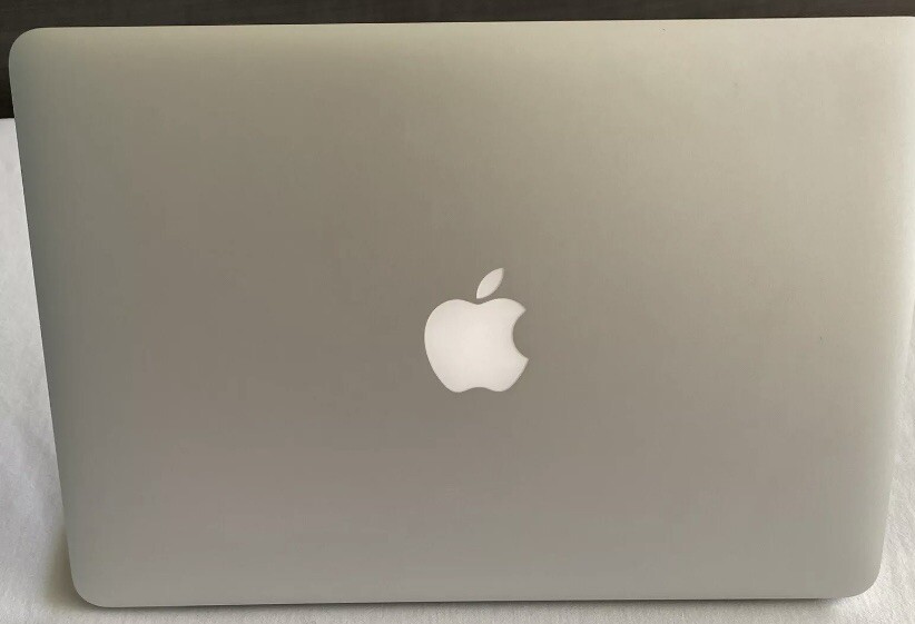Apple MacBook Pro 13” – macOS 15.X Sequoia – Low Battery Charge Cycles – MINT