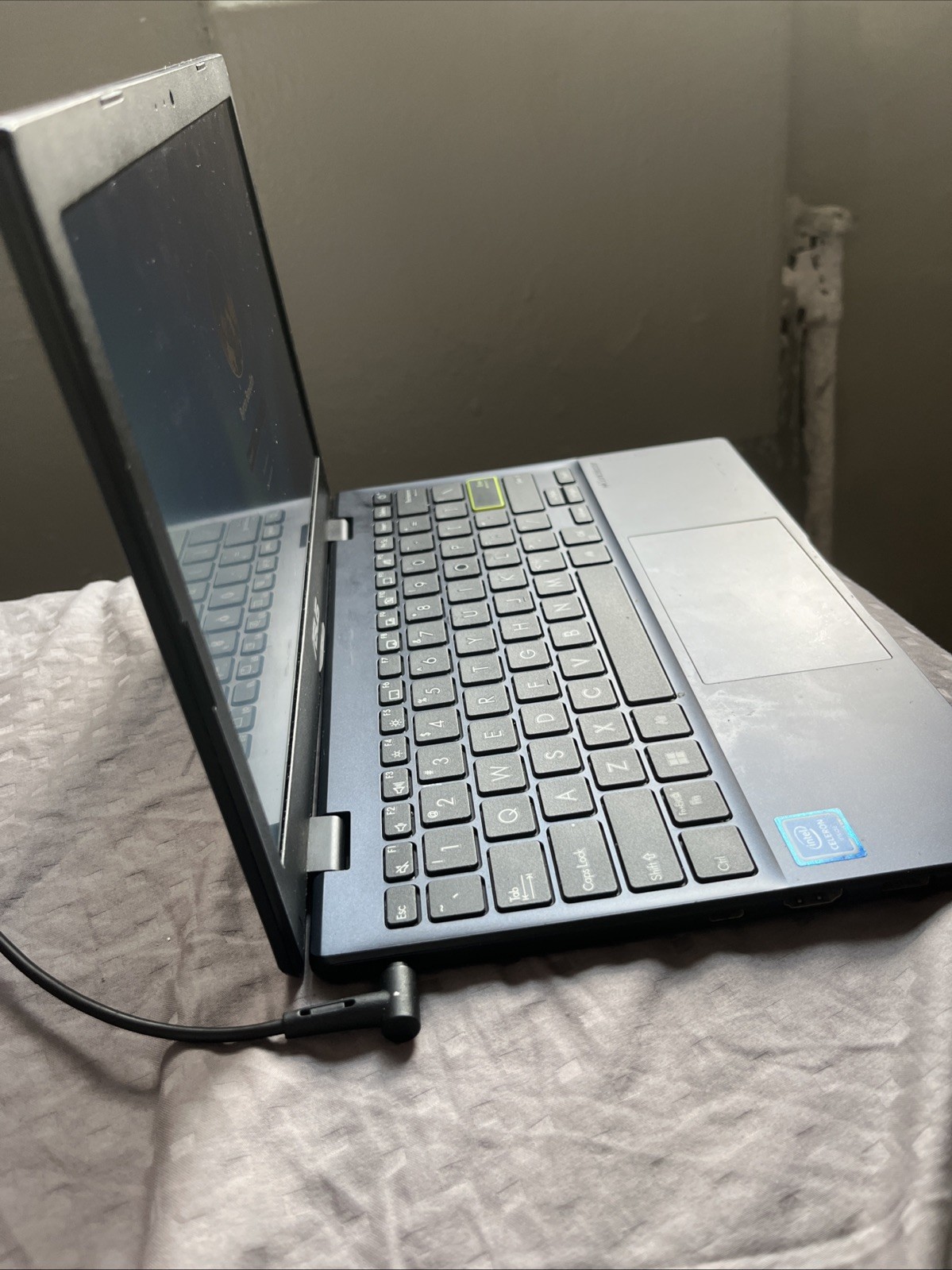 ASUS Laptop E210M – 10/10 Condition – Charger Included – $150 OBO 💻⚡