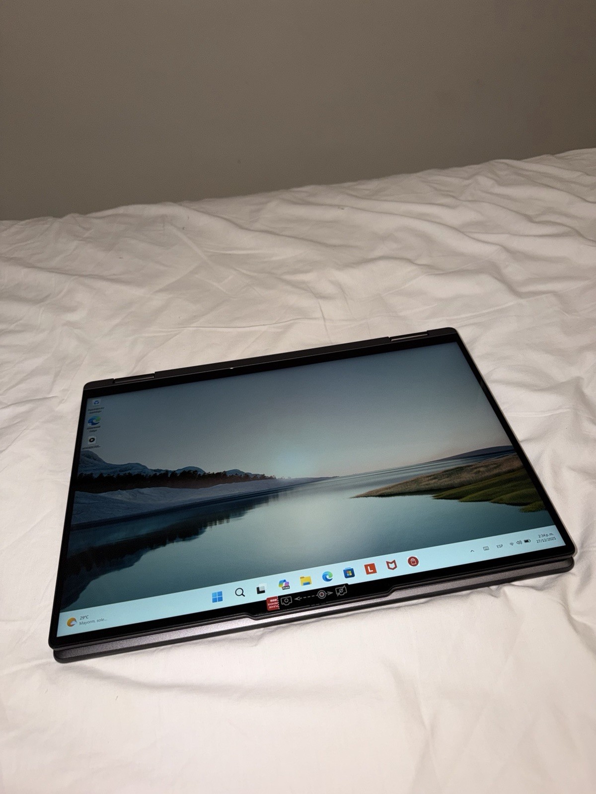 Lenovo yoga Intel Core Ultra 7 Windows 11 Touchscreen Gray USB-C HDMI Wi-Fi