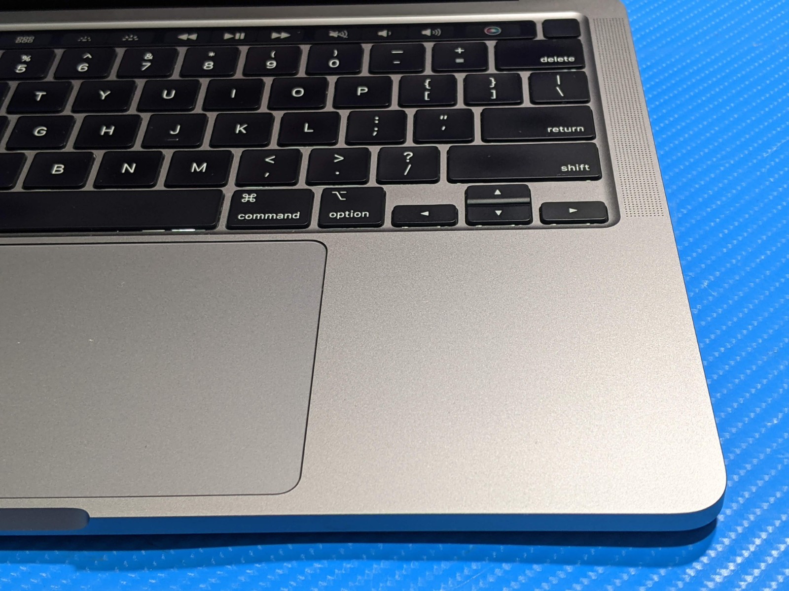 Apple MacBook Pro (2020) 13.3″ A2338 M1 8CPU/8GPU 3.2GHz 8GB 256GB MYDA2LL/A +PA