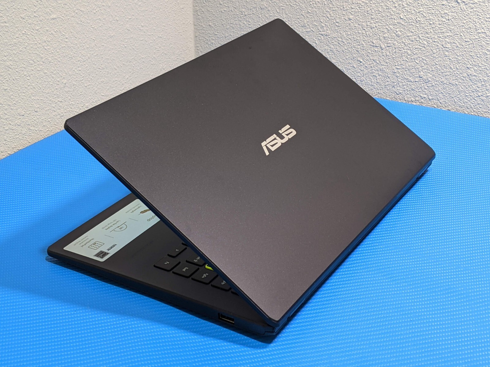 ASUS E410KA 14″FHD Pentium Silver N6000 1.1GHz 4GB 64GB SSD W11H 97tt +CHRGER