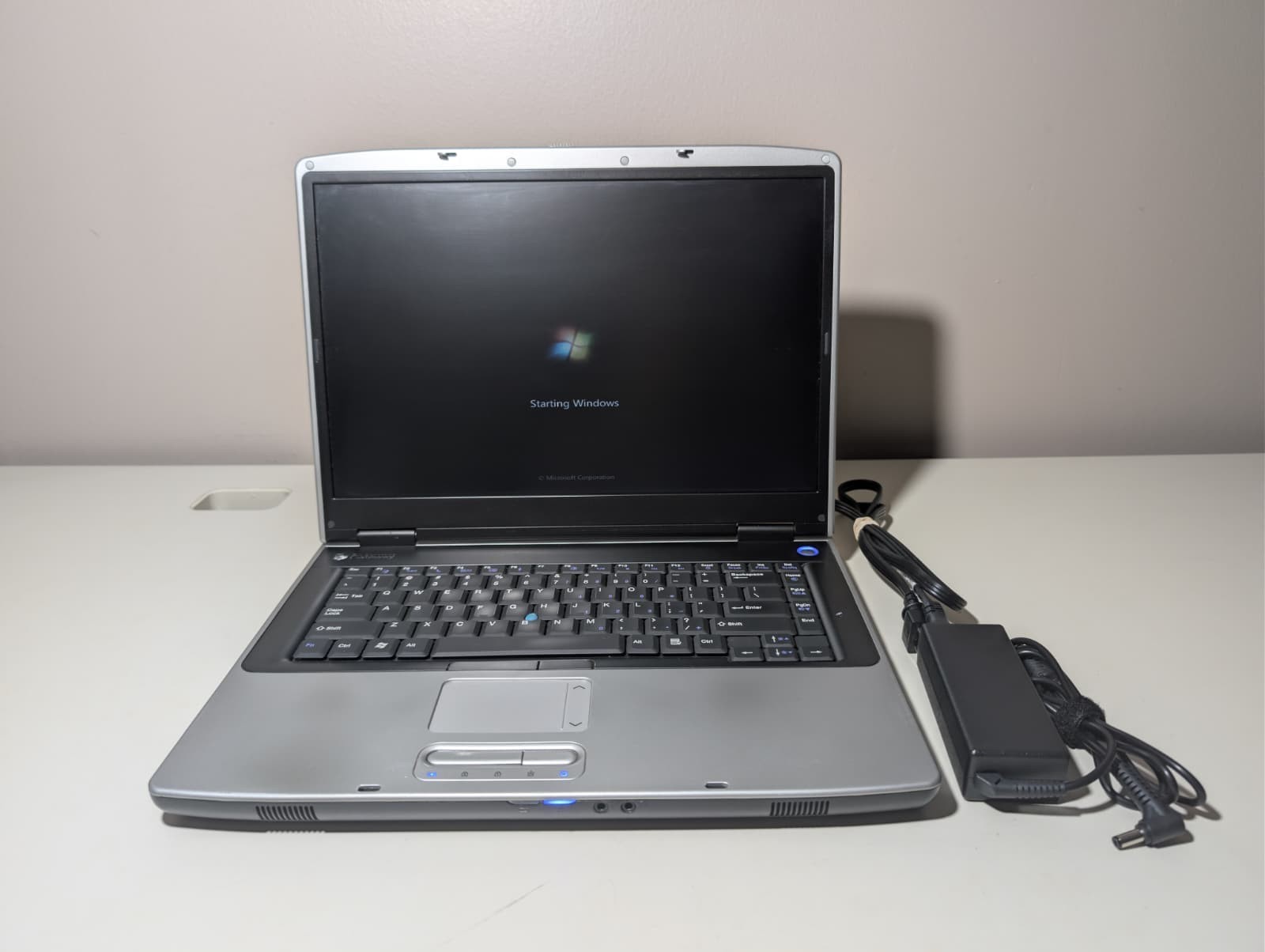 15″ Gateway M465-E | Core 2 Duo T5500 4GB RAM 320GB HDD | Win 7 Pro | DVD